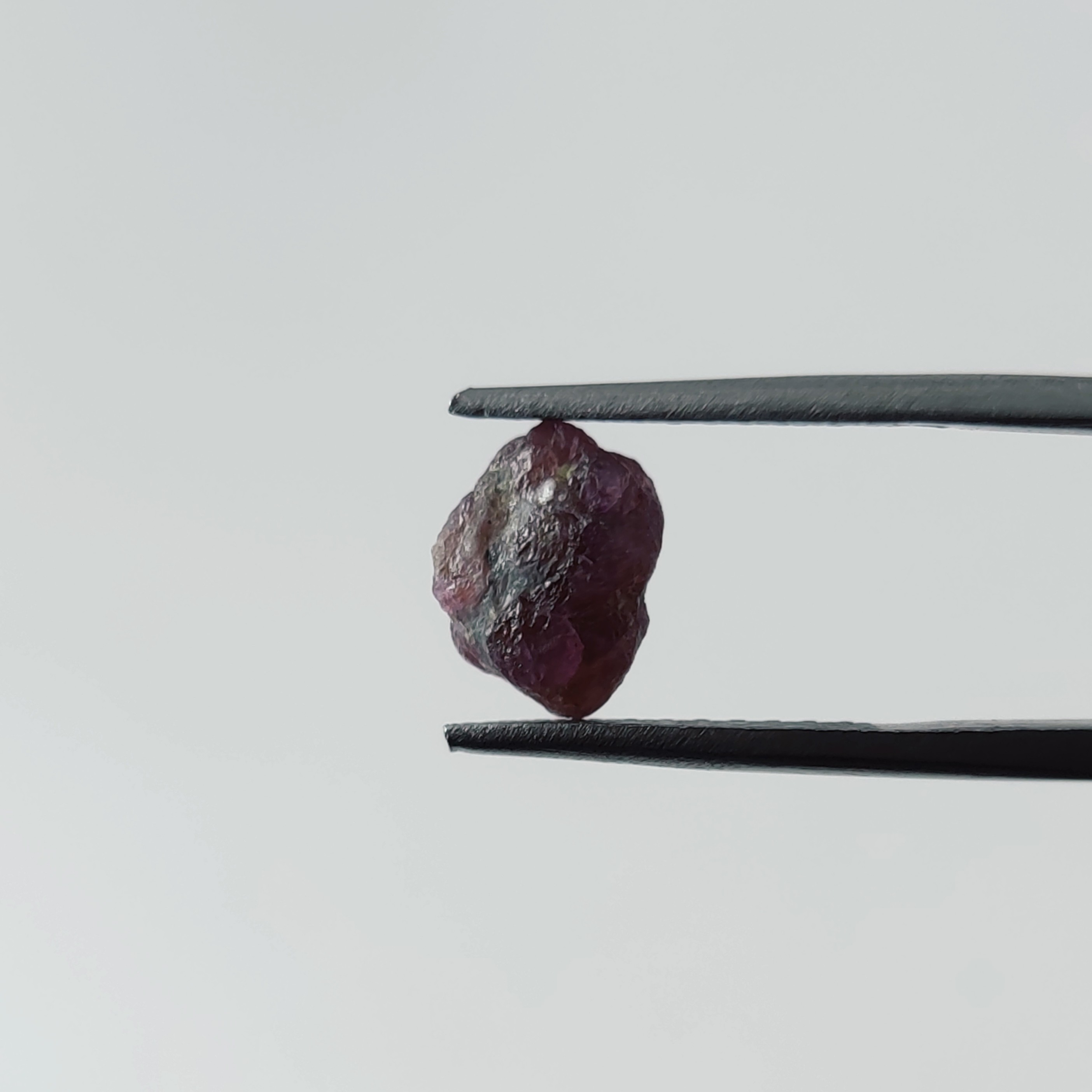 راف سنگ لعل یا اسپینل صورتی معدنی (نیمه شفاف)    