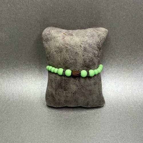 دستبند مدل آسانسوری با مهره های سبز و خرج کار برنزی و هسته زیتون 