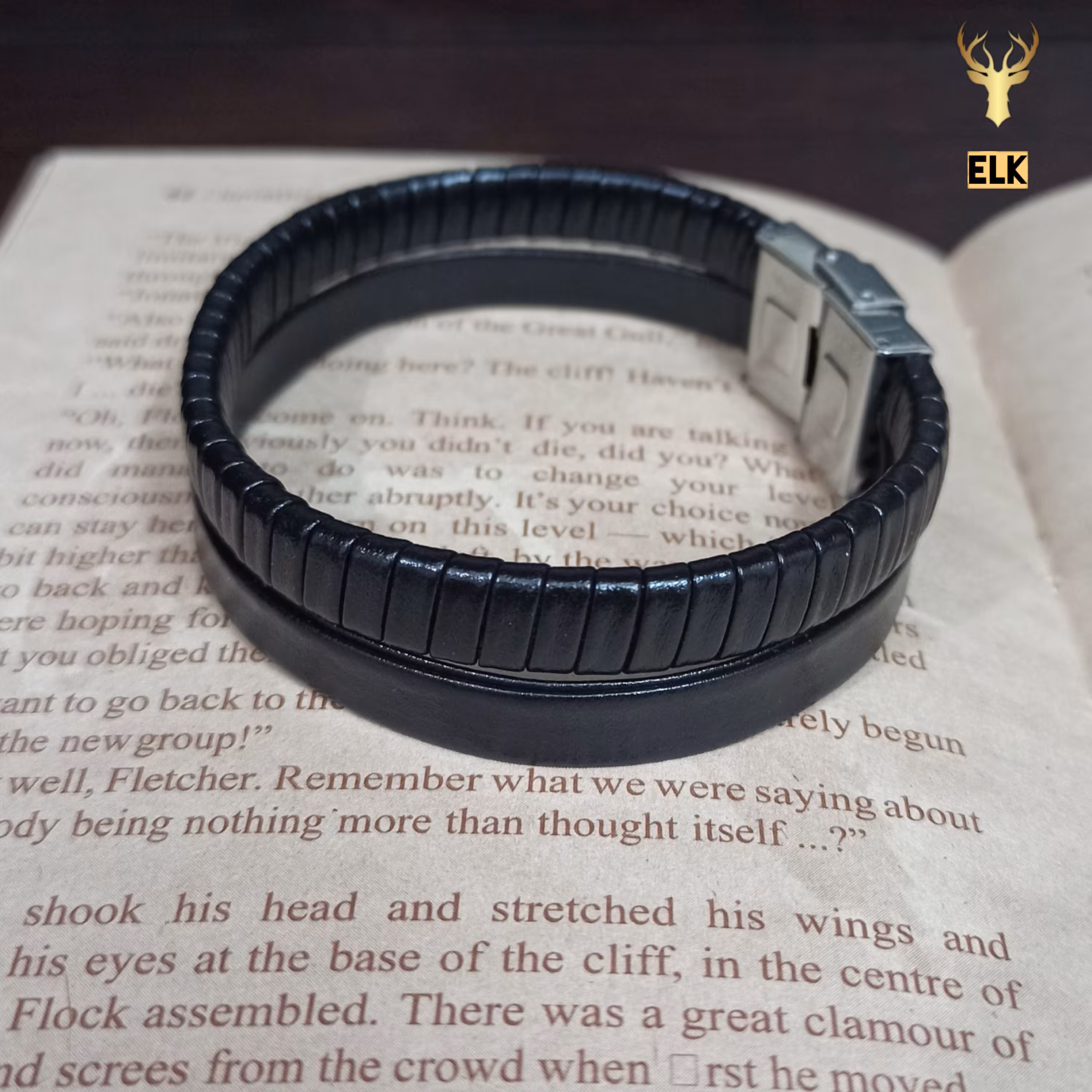 دستبند چرم طبیعی مدل T320 مشکی (ارسال رایگان با جعبه چوبی)