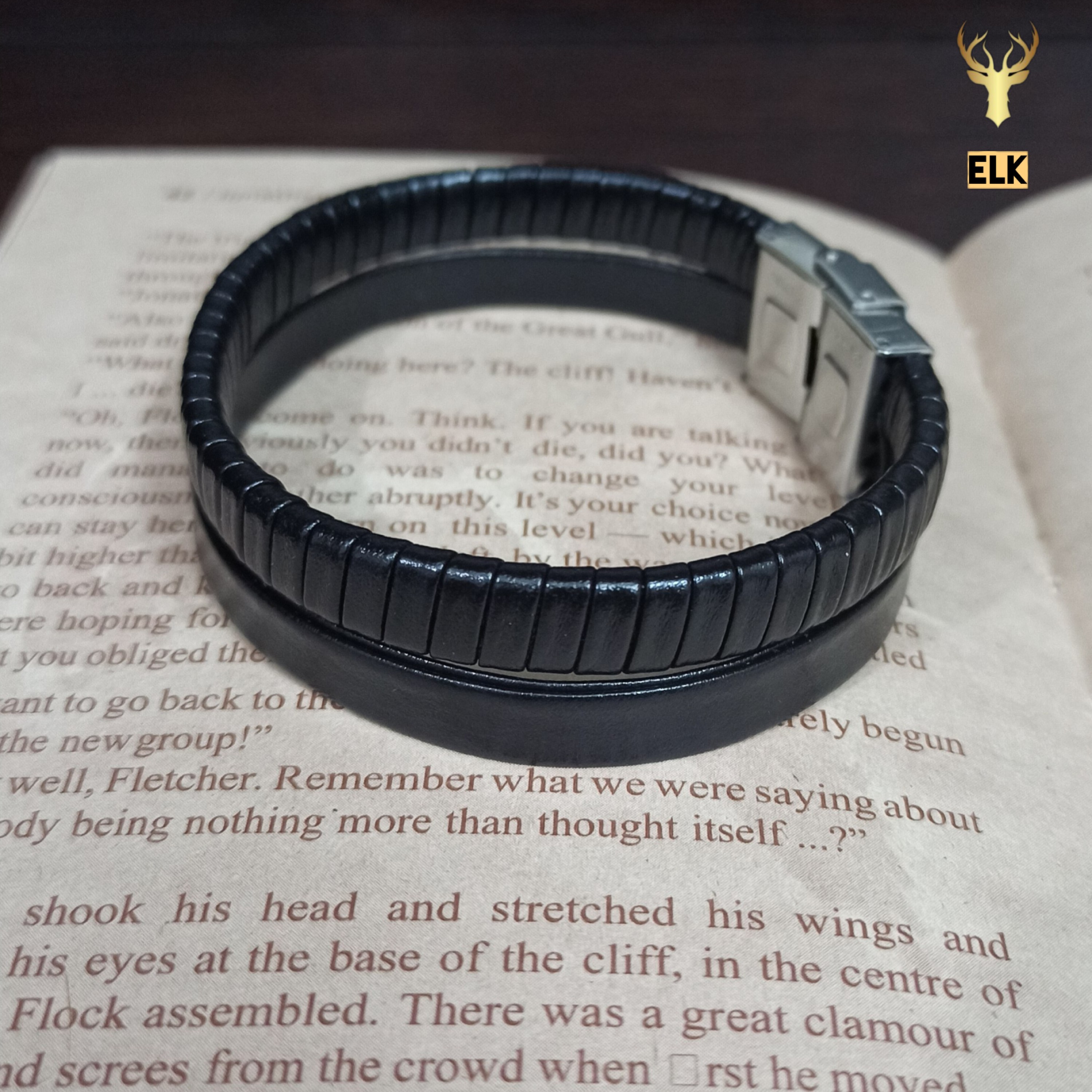 دستبند چرم طبیعی مدل T320 مشکی (ارسال رایگان با جعبه چوبی)