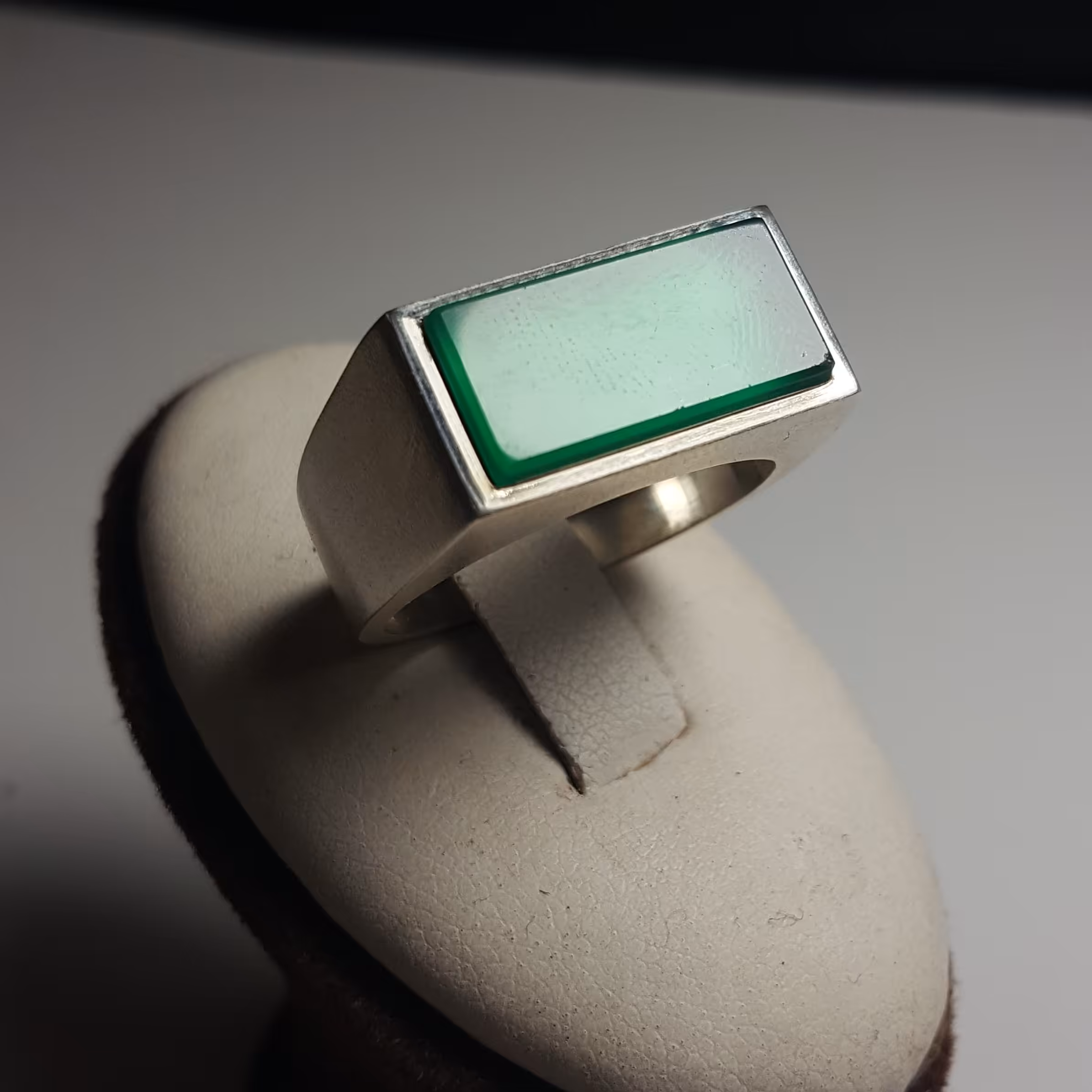 انگشتر عقیق سبز  رکاب دست ساز مدل صفوی یک تکه بدون جوش 