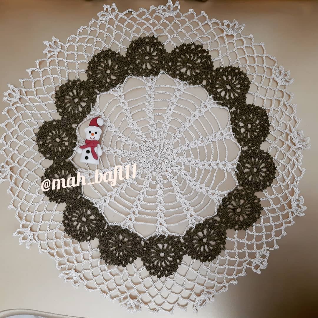 رومیزی گرد دورنگ قطر42 سانت.جنس ابریشم.رنگ کرمی _قهوه ای