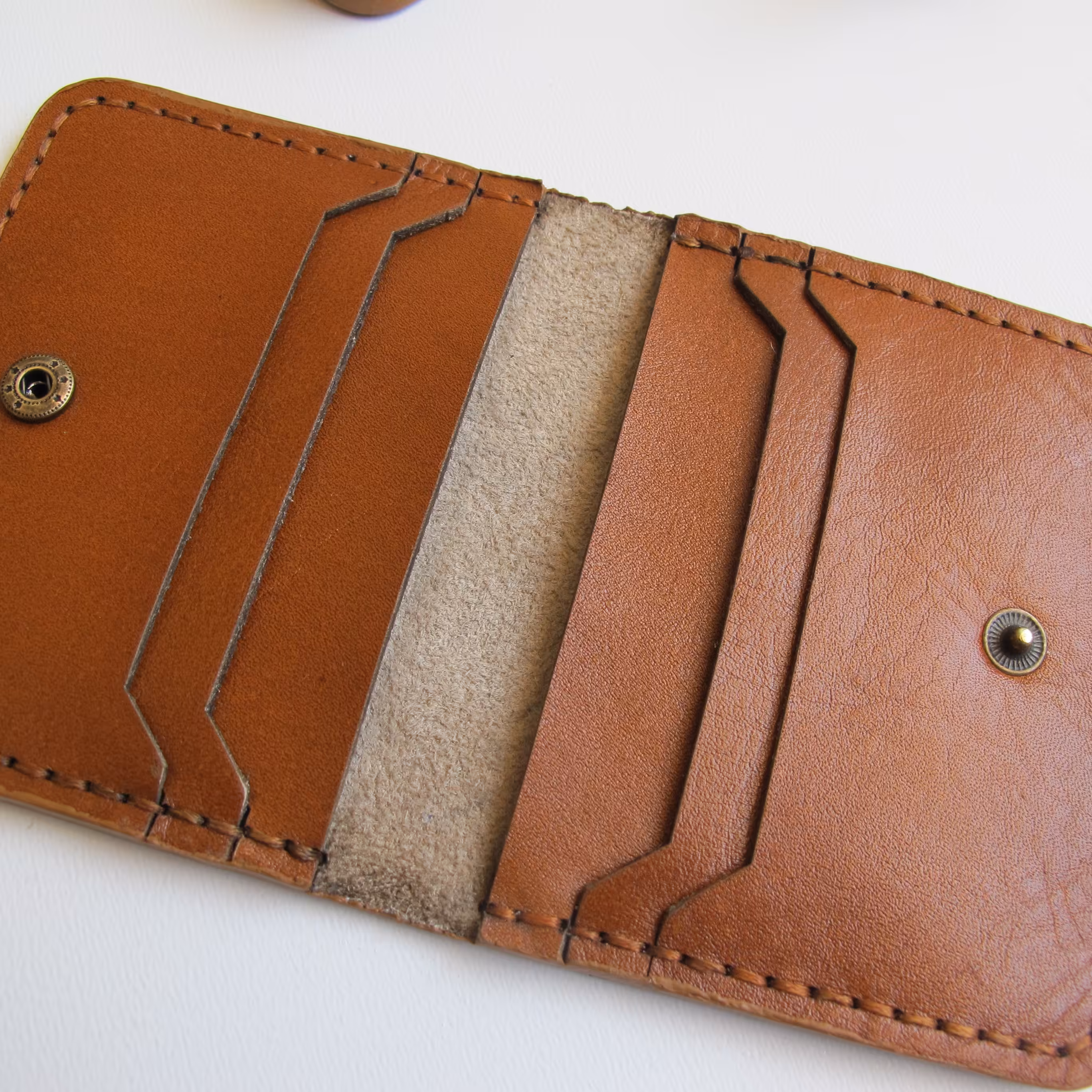 جاکارتی چرمی از جنس چرم گاوی دارای رنگ لبه گنجایش 6 کارت بانکی