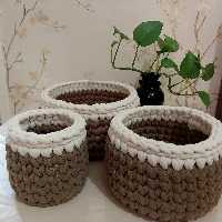 نظم دهنده سه تایی تریکو با بافت گندمی و رنگ و اندازه مختلف و کفی چوبی