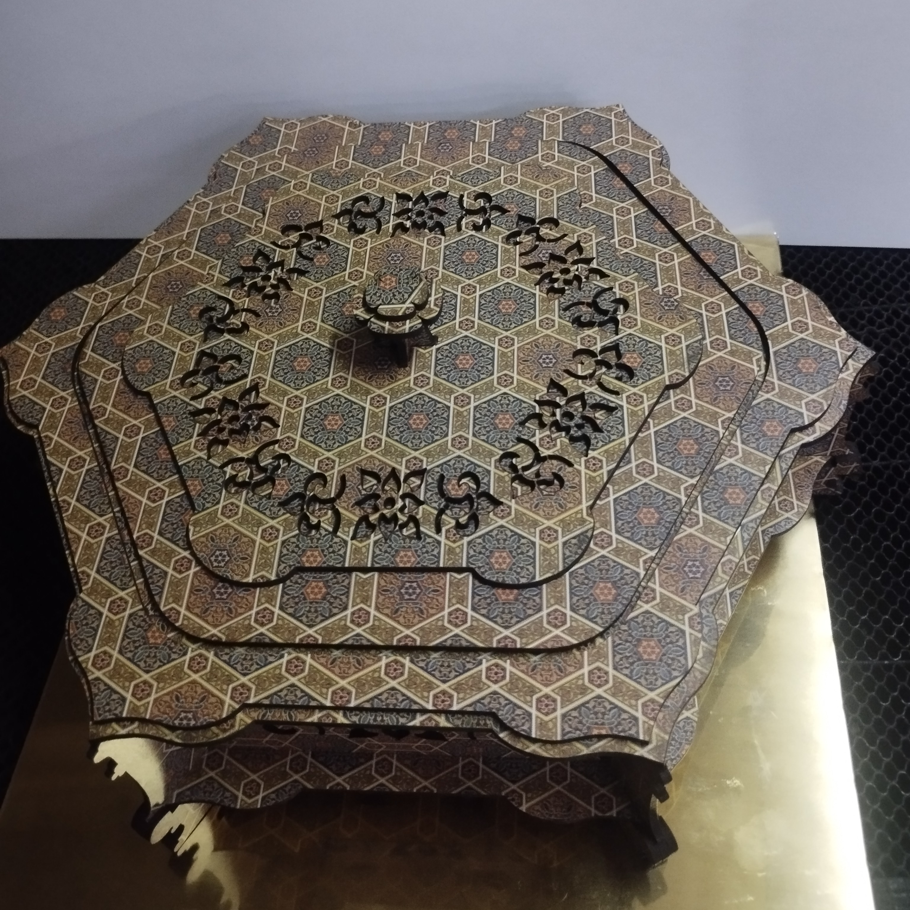 شکلات خوری. آجیل خوری