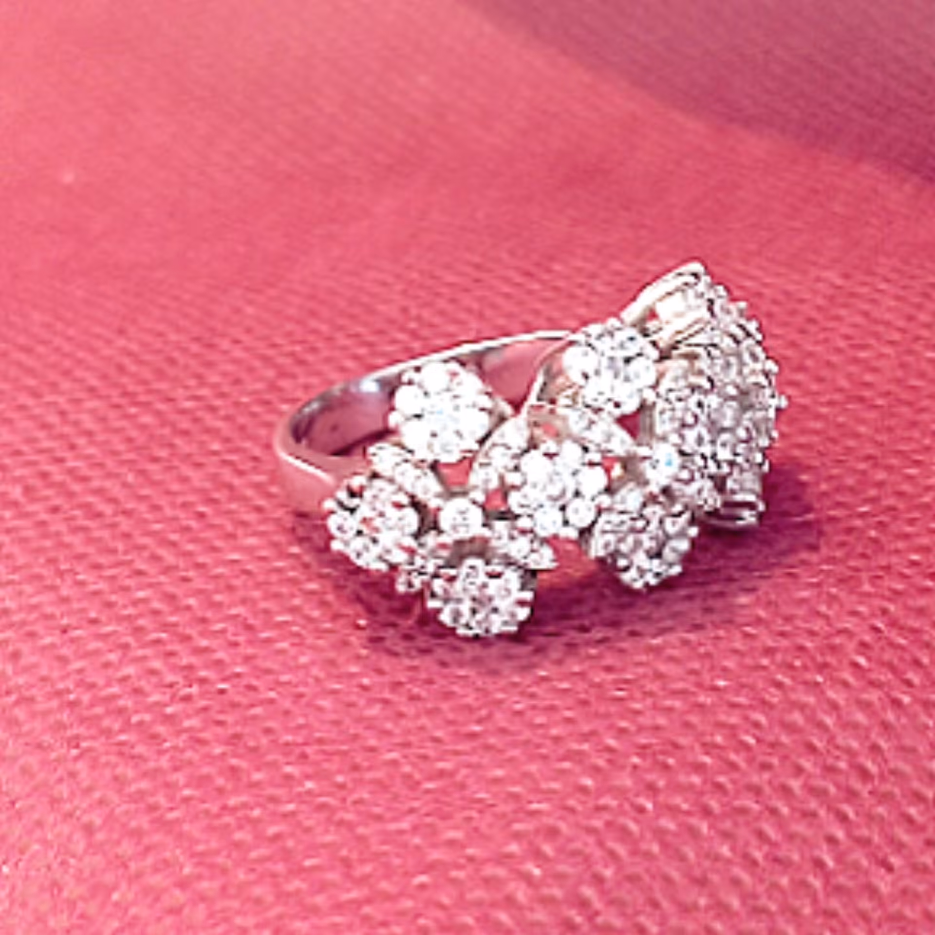 انگشتر نقره زنانه طرح جواهر با عیار 925 موجود در دورنگ آبکاری زرد و سفید با ارائه فاکتور رسمی