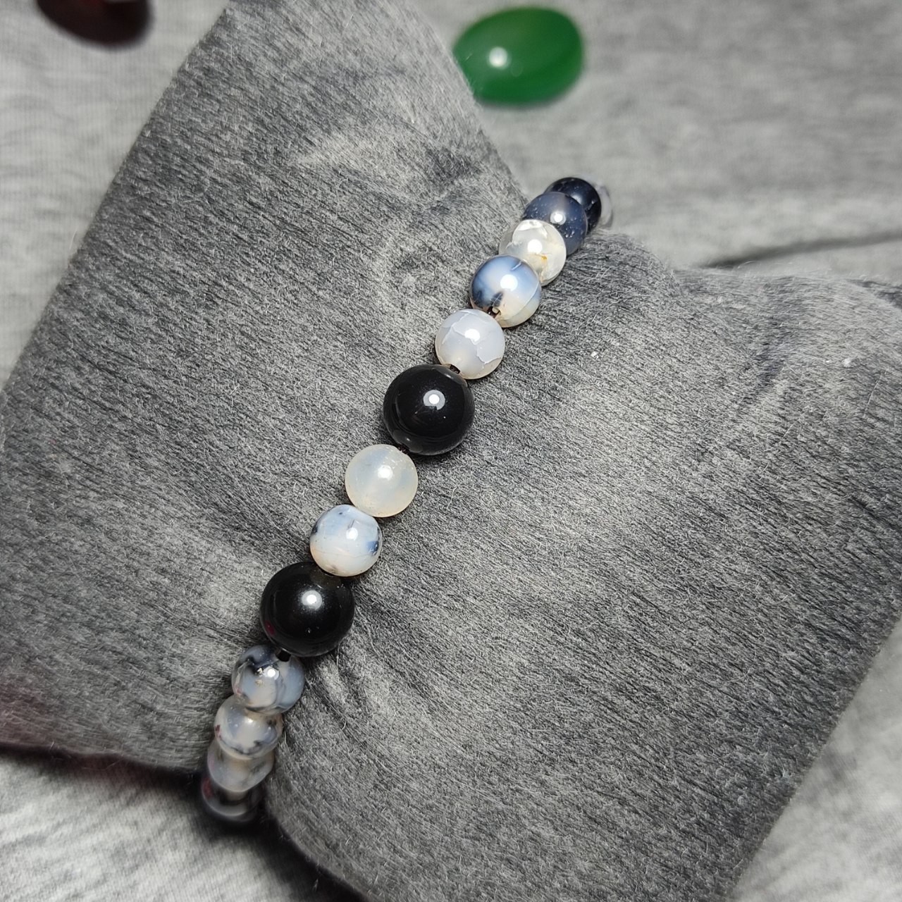  دستبند فوق العاده زیبا با مهره های عقیق دراگونی معدنی
کد  28239