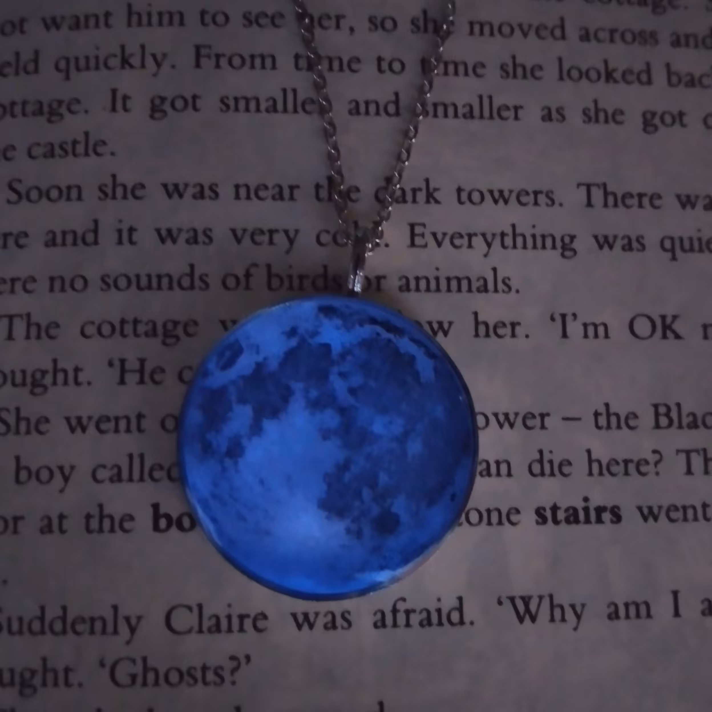 فروش عمده گردنبند های رزینی ماه شبتاب بسته 20عددی 