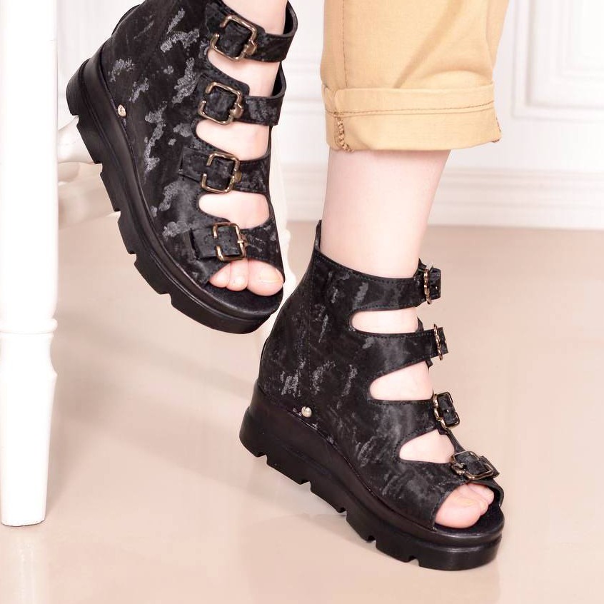 صندل تابستانی
کد599
پاخوری شیک
رویه پتینه
فوق العاده با کیفیت
پاشنه لژدار 5 سانت
size37 ta 40