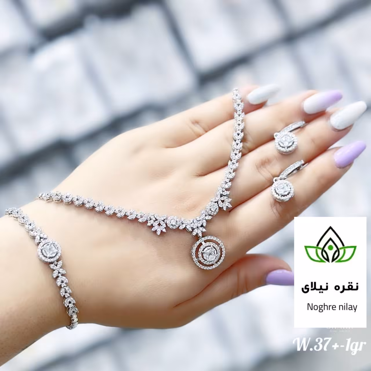 سرویس   نقره ،عیار 925آبکاری طلا سفید  دارای رنگ ثابت تضمینی بدون ریزش نگین   . ارسال رایگان  و  دارای فاکتور معتبر .