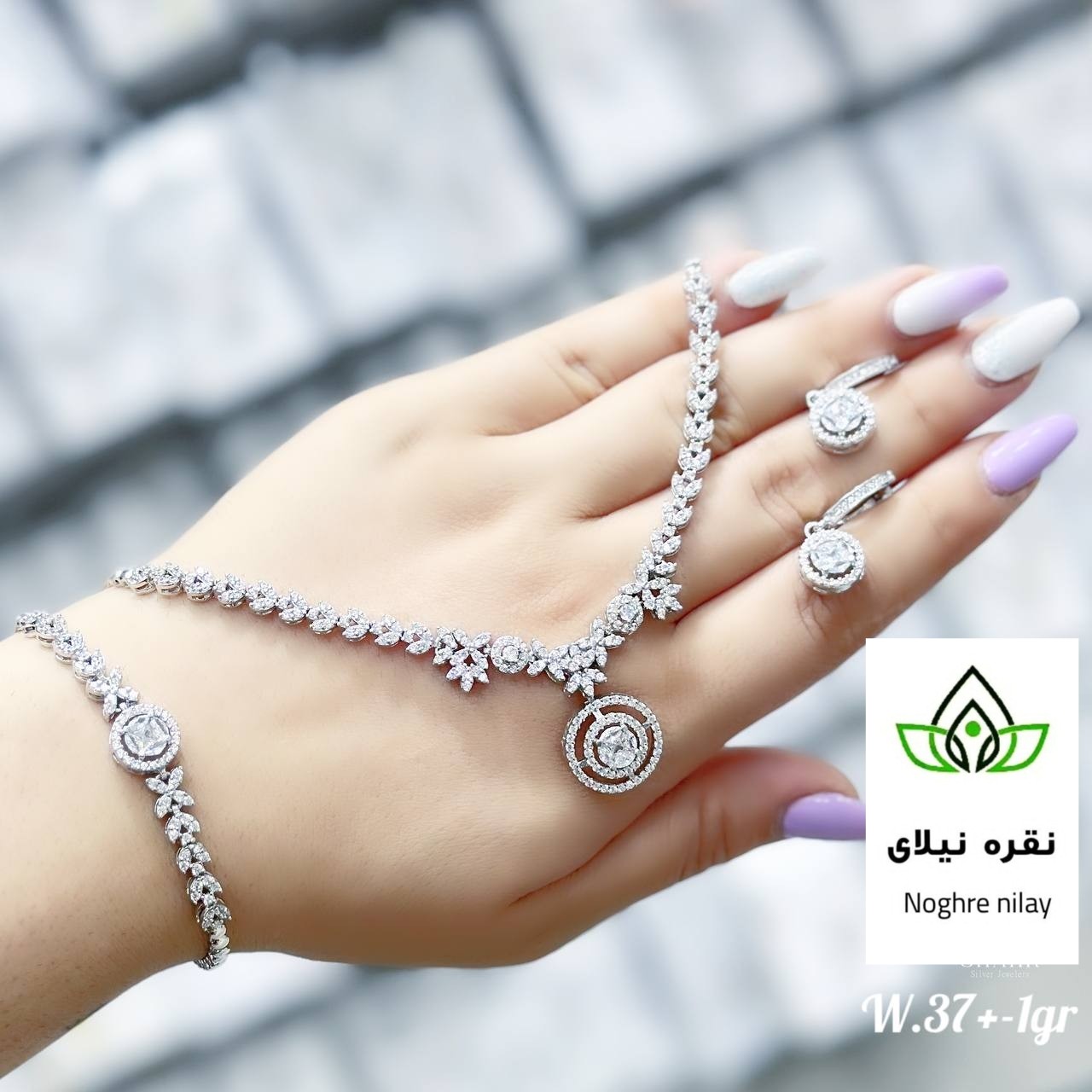 سرویس   نقره ،عیار 925آبکاری طلا سفید  دارای رنگ ثابت تضمینی بدون ریزش نگین   . ارسال رایگان  و  دارای فاکتور معتبر .