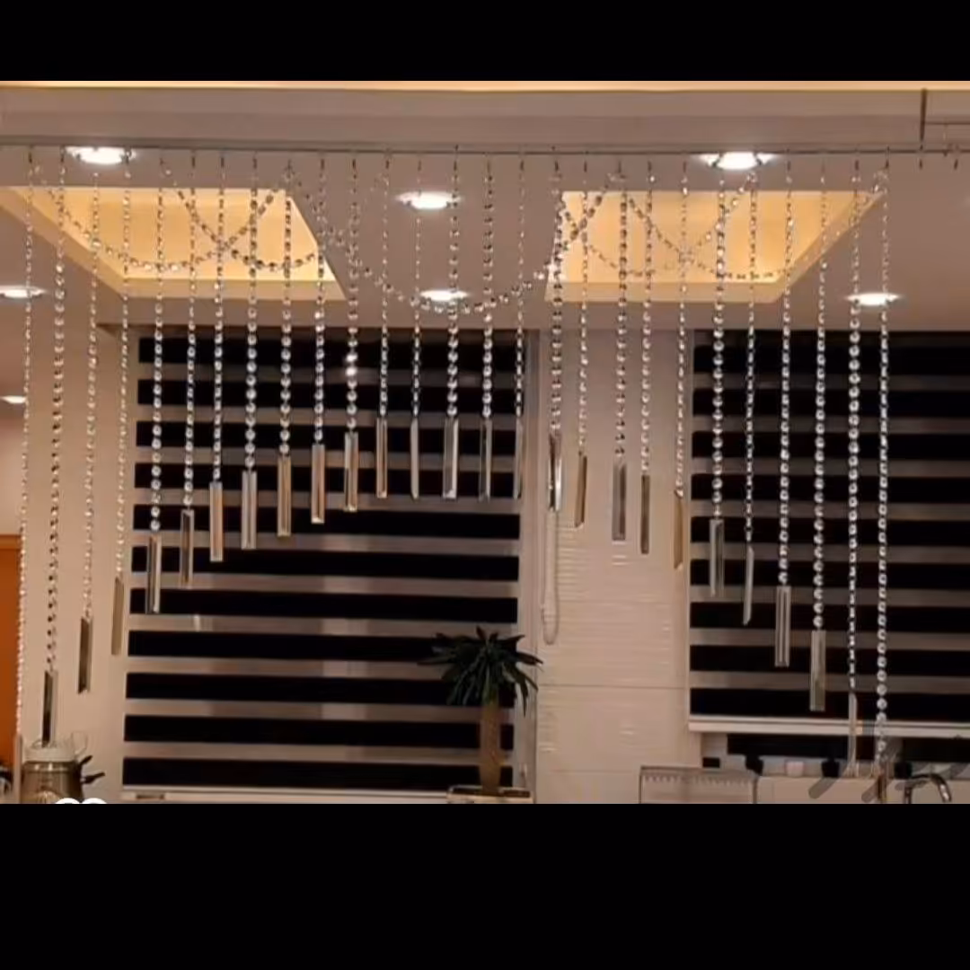 پرده کریستالی با دانه های سفید و آویز کاردی شامپاین