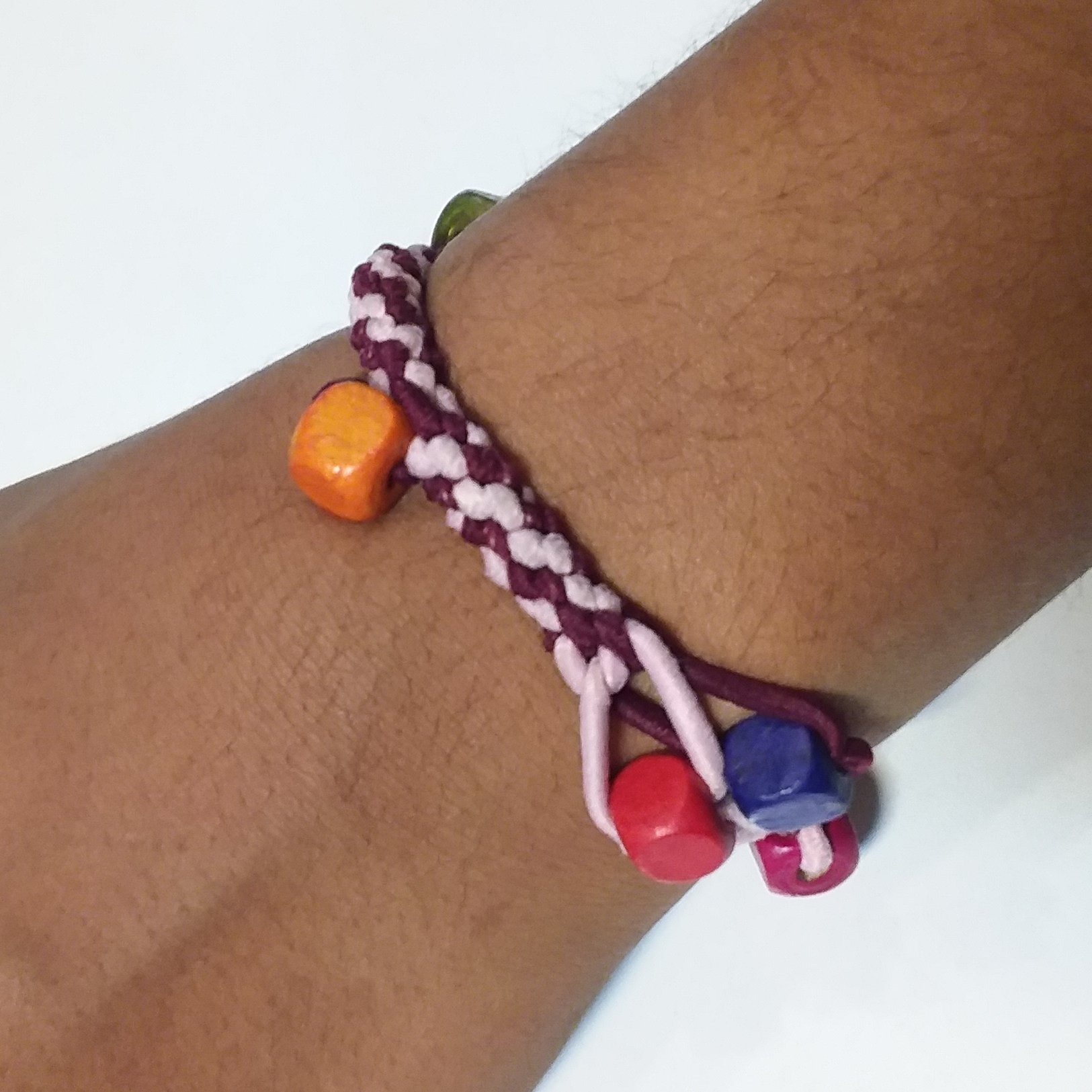 دستبند کشی مهره چوبی ترکیبی دو رنگ بنفش-صورتی