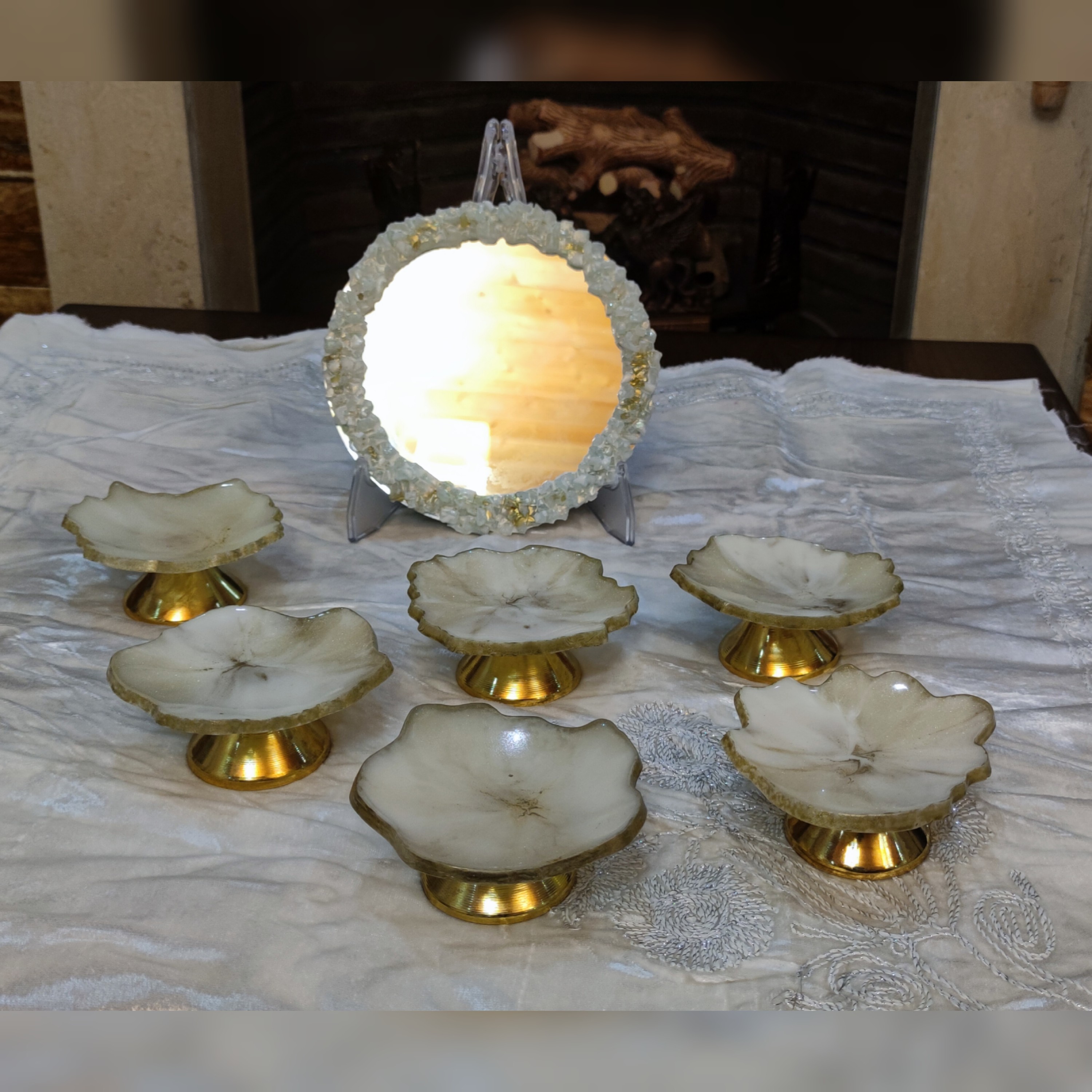 هفت سین رزینی  6عددی و آینه با طرح مرمر سفید و رگه های طلایی و پایه ی طلایی