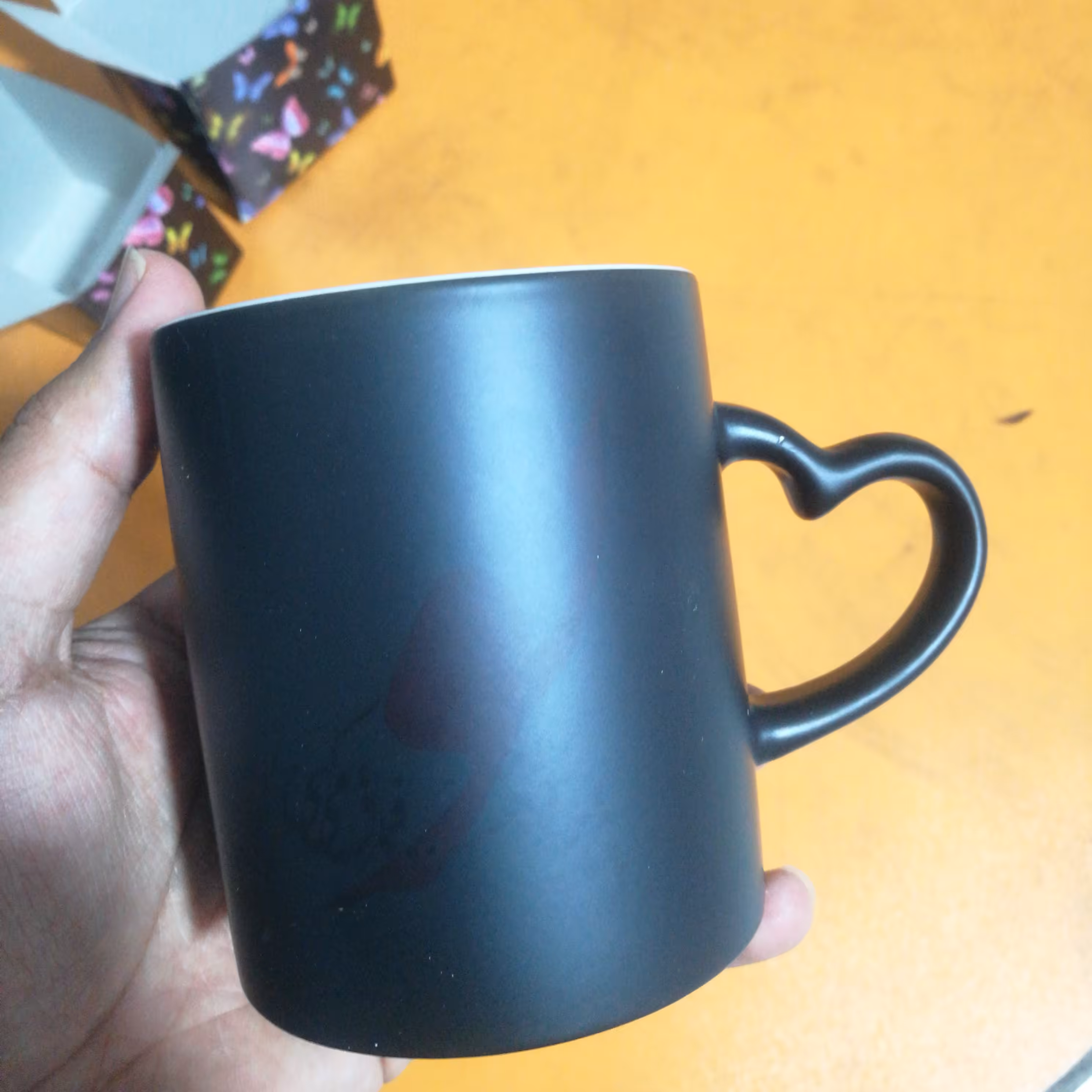 ماگ حرارتی  دسته قلب و دسته ساده ابتدا سیاه بعد گرما و داغی چای یا هر نوشیدنی دیگر عکس چاپ شده ظاهر میشود 