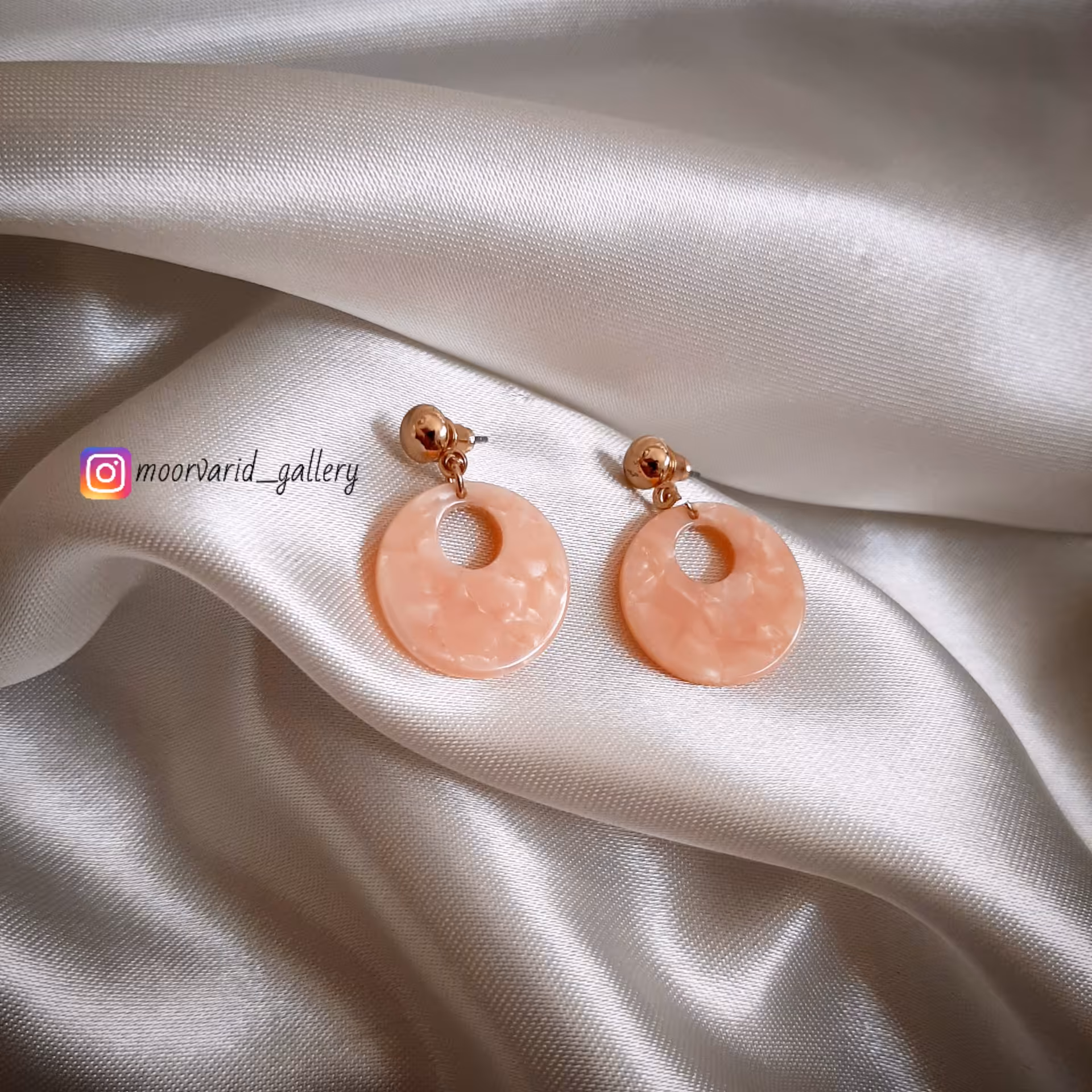 گوشواره استیل  رزینی رنگ گلبهی بسیار شیک و سبک مدل میخی 