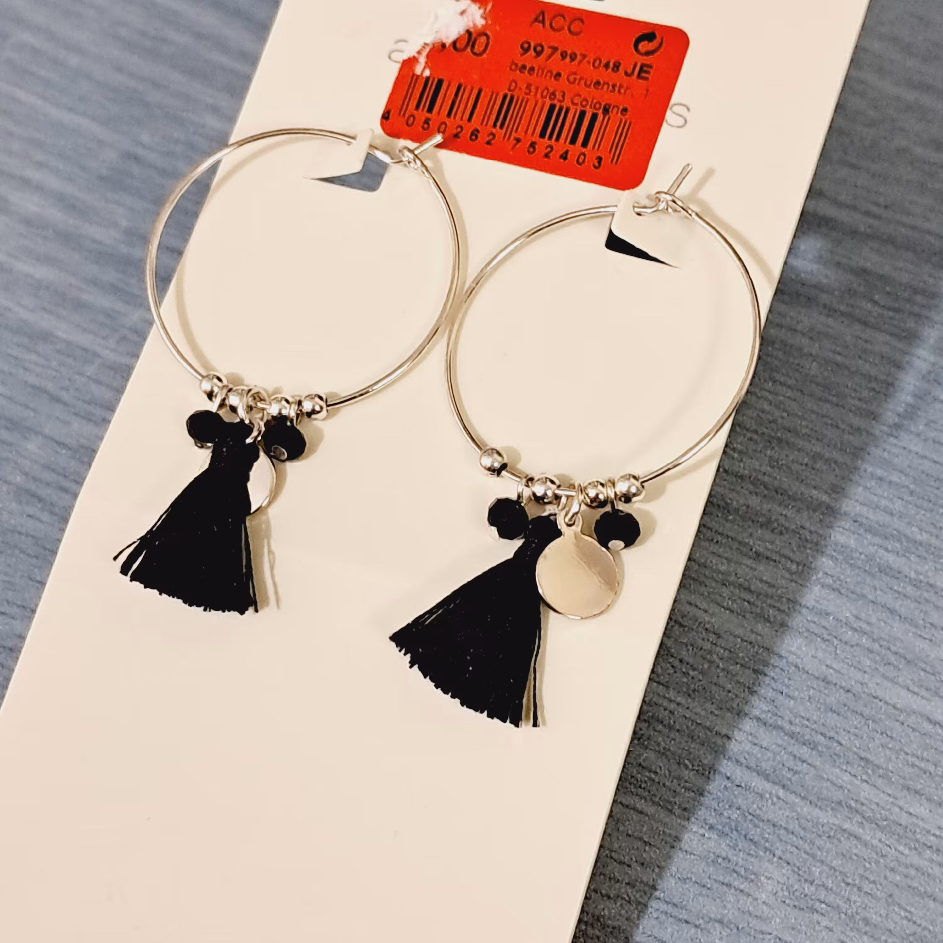 گوشواره حلقه ای ابریشمی خاص بسیار زیبا در گوش..روزانه بدلیجات 50 درصد تخفیف رو استوری میکنیم.مارو دنبال کنید.