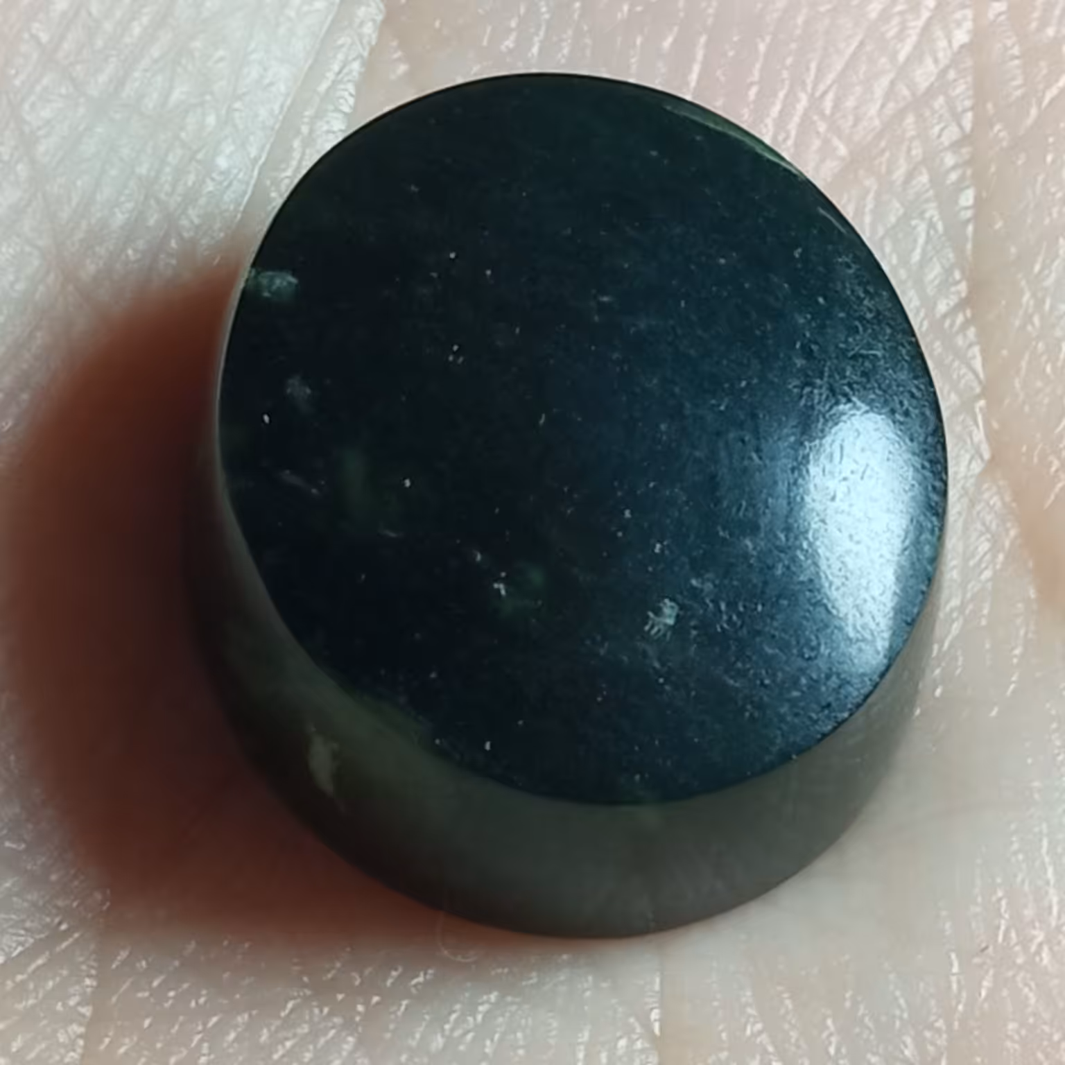 نگین یشم سرپانتین سبز پررنگ با جلای چرب کاملا طبیعی و زیبا