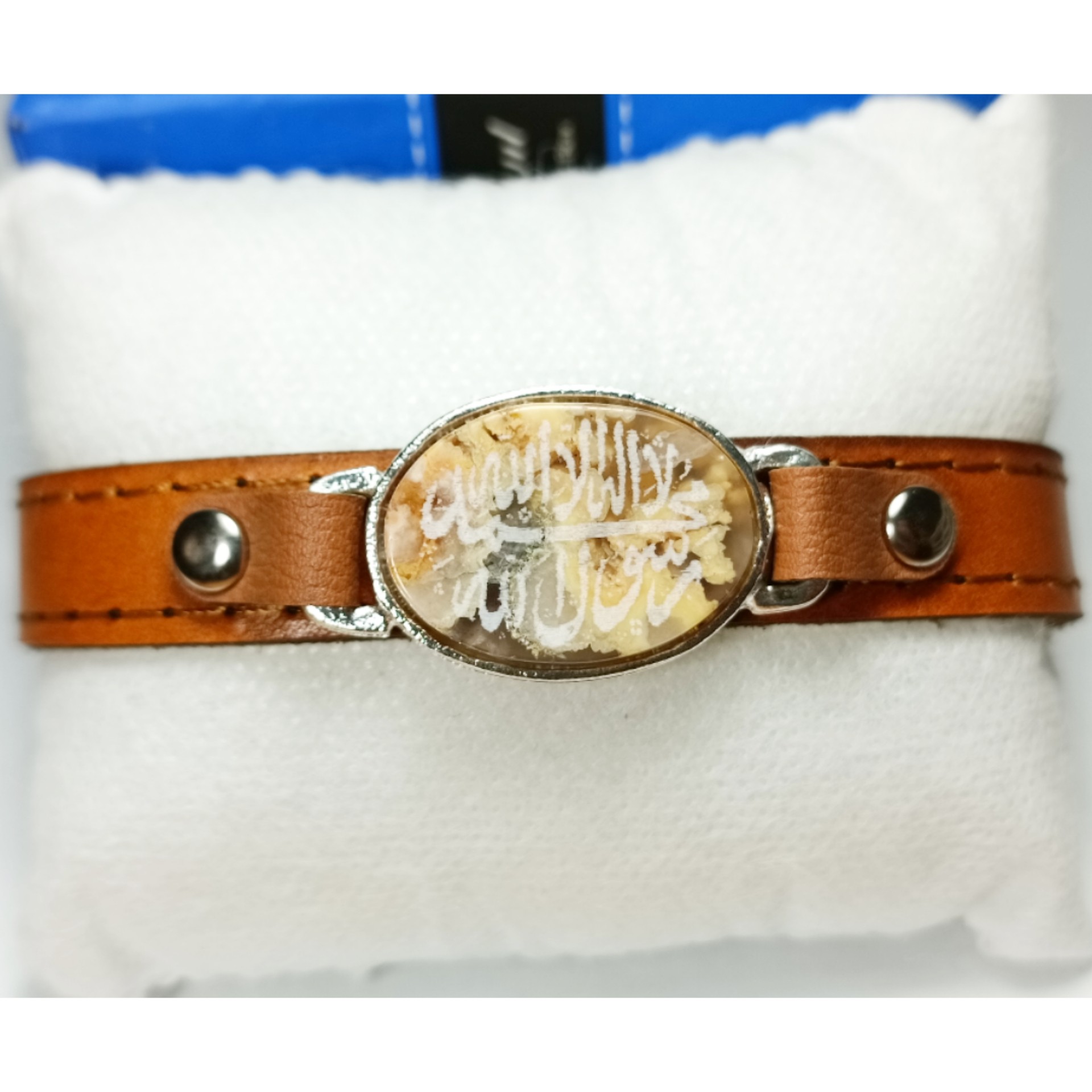 دستبند چرم طبیعی با نگین شجر پاییزه (حکاکی لا اله الا الله)