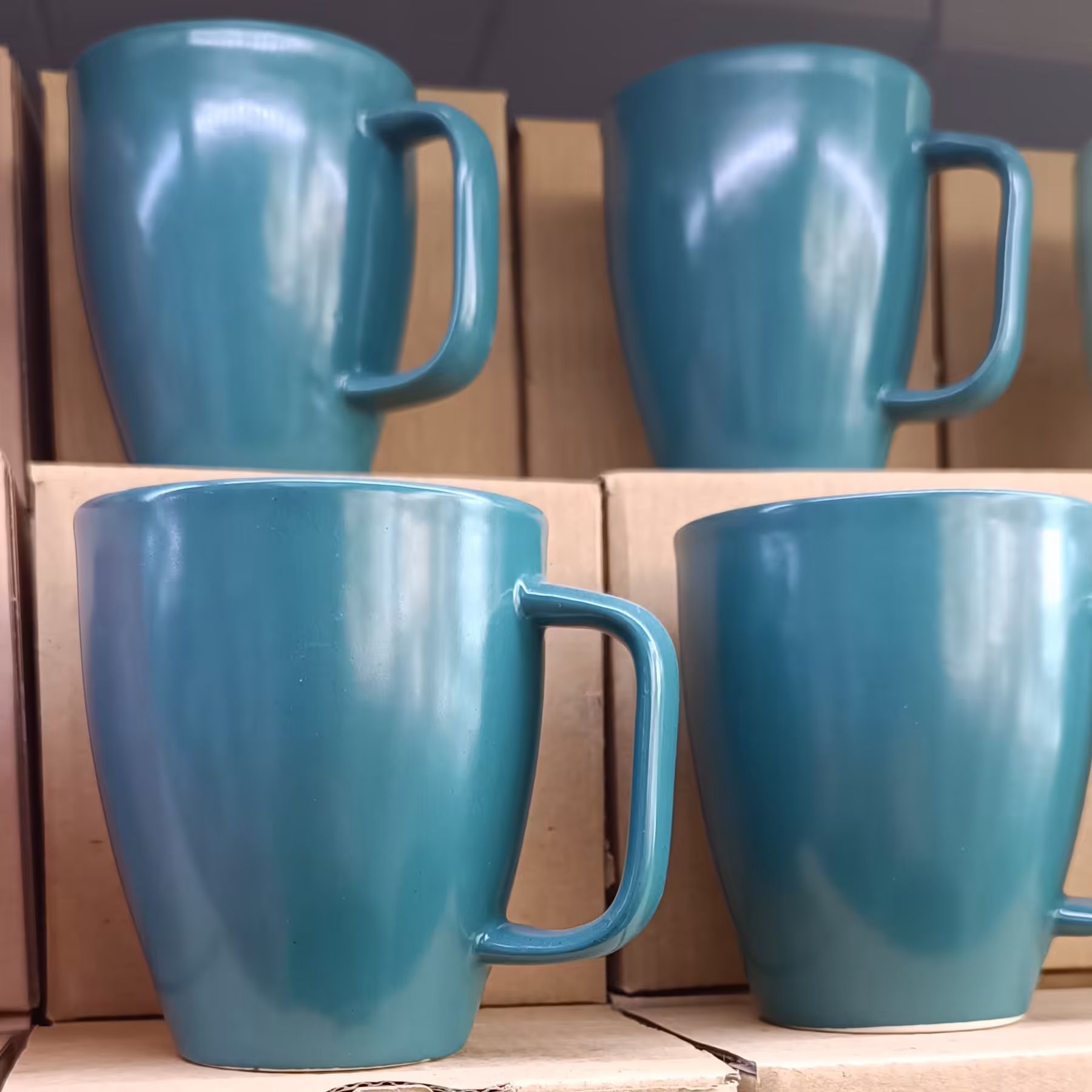 ماگ ساده چینی تک رنگ جعبه کار 24 تایی و عمده به فروش میرسه