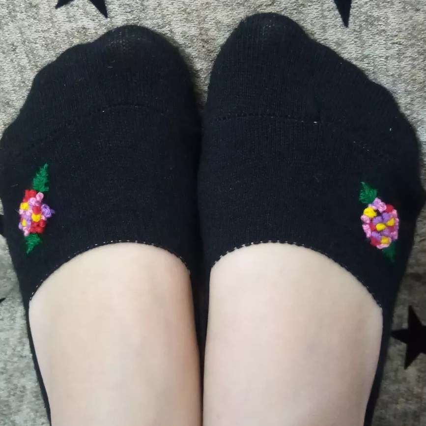جوراب گلدوزی شده