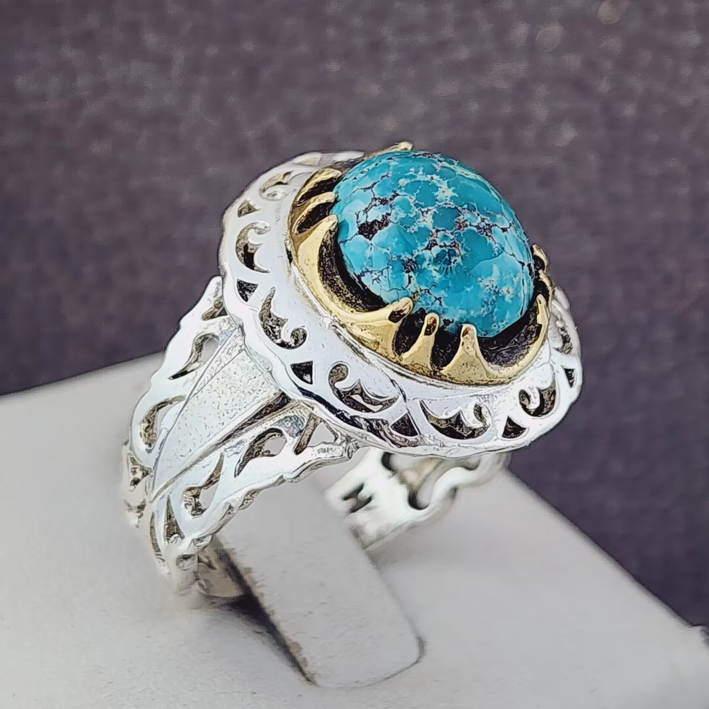 نگین فیروزه نیشابوری اصل و معدنی بارکاب نقره زیبا مردانه با تاج طلایی اب طلا شده 