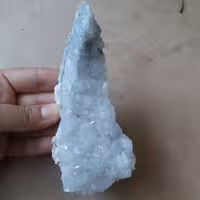 آمیتیست اصل روشن بی رنگ با خواص بسیار سنگ آمیتیست مناسب دکور و ویترین درخشان و پربلور طول 12.6 سانت