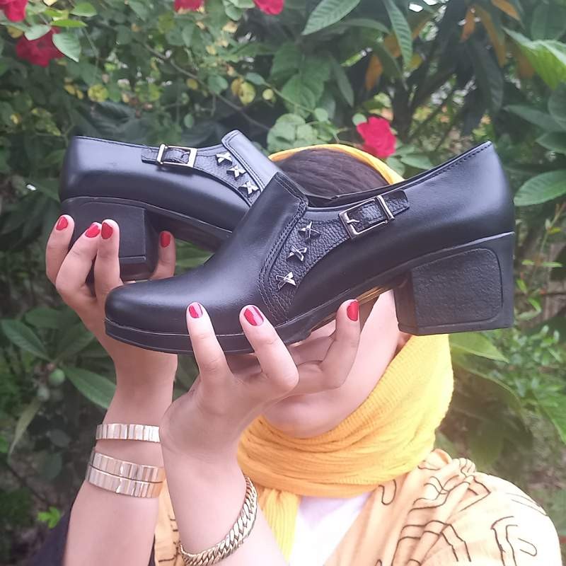 کفش اداری مجلسی زنانه پاشنه دار جنس رویه چرم رنگ مشکی قالب استاندارد دا ای سگک کفی نرم و طبی