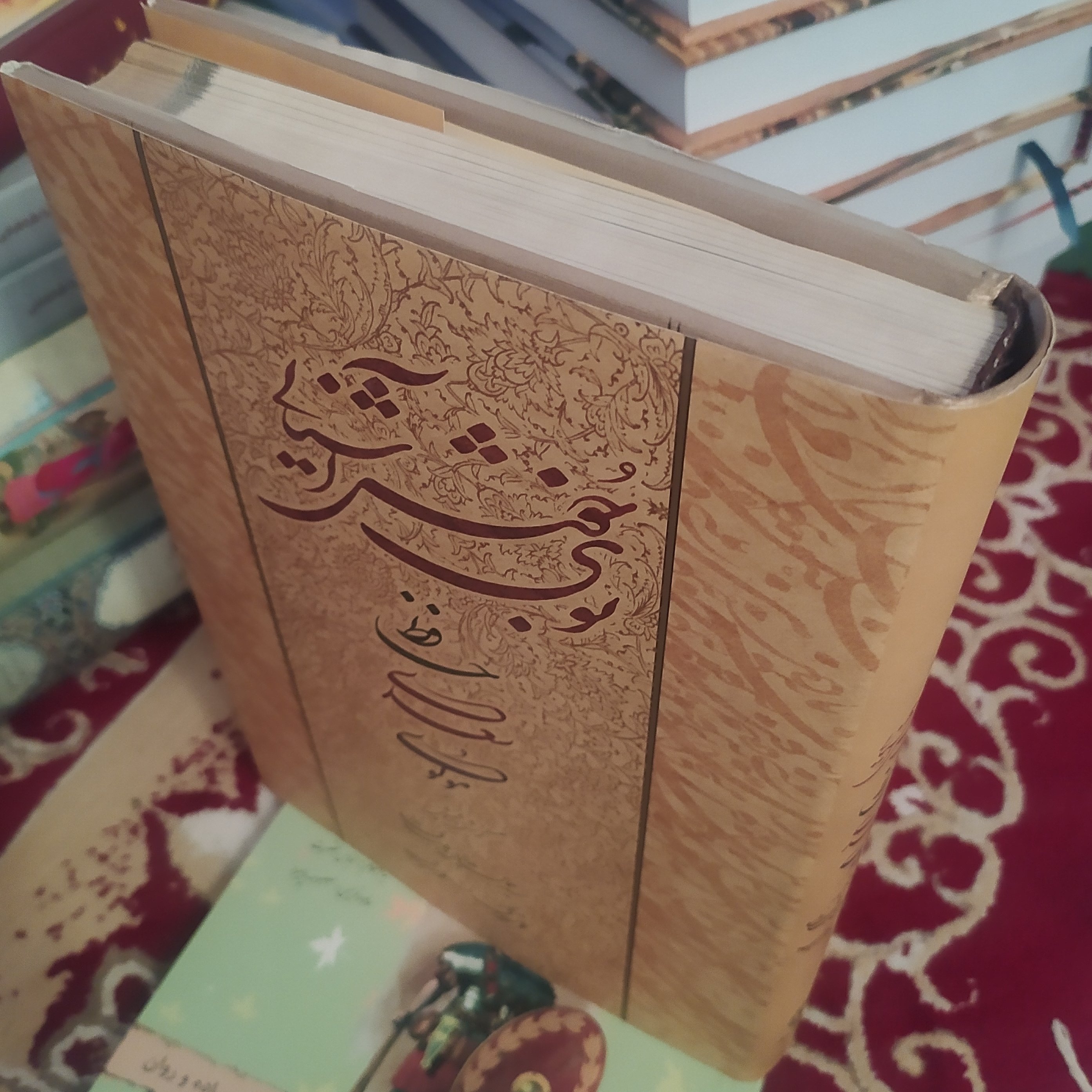 کتاب گلچین غزلیات حافظ و سعدی و مولوی کاغذ گلاسه و رنگی همراه با شرح واژگان در پاورقی