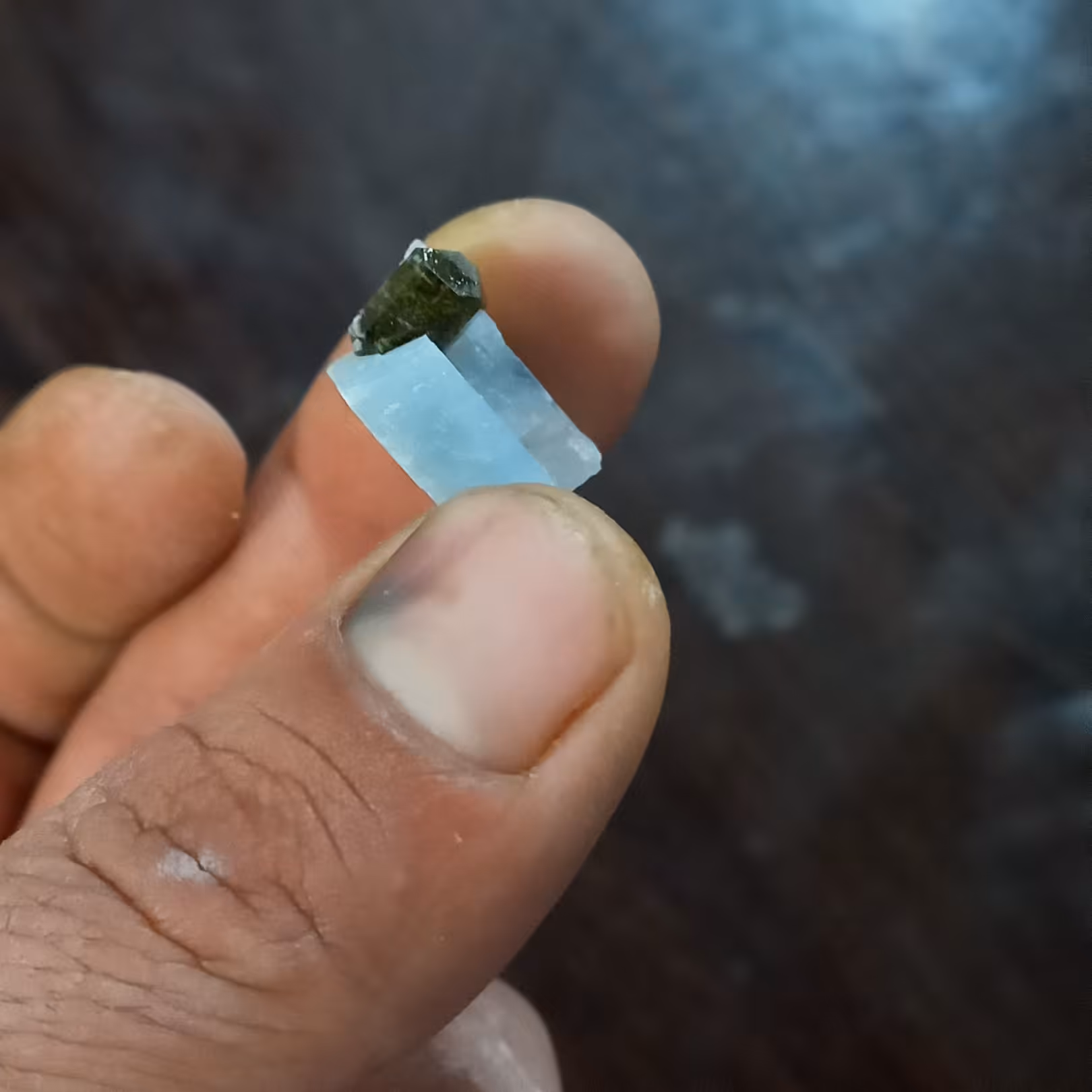 سنگ کلکسیونی گارنت سبز که مناسب برای خاص پسندان و زیبایی این سنگ را که کنار بگذاریم  برای اینکه حالتون رو خوب میکنه 