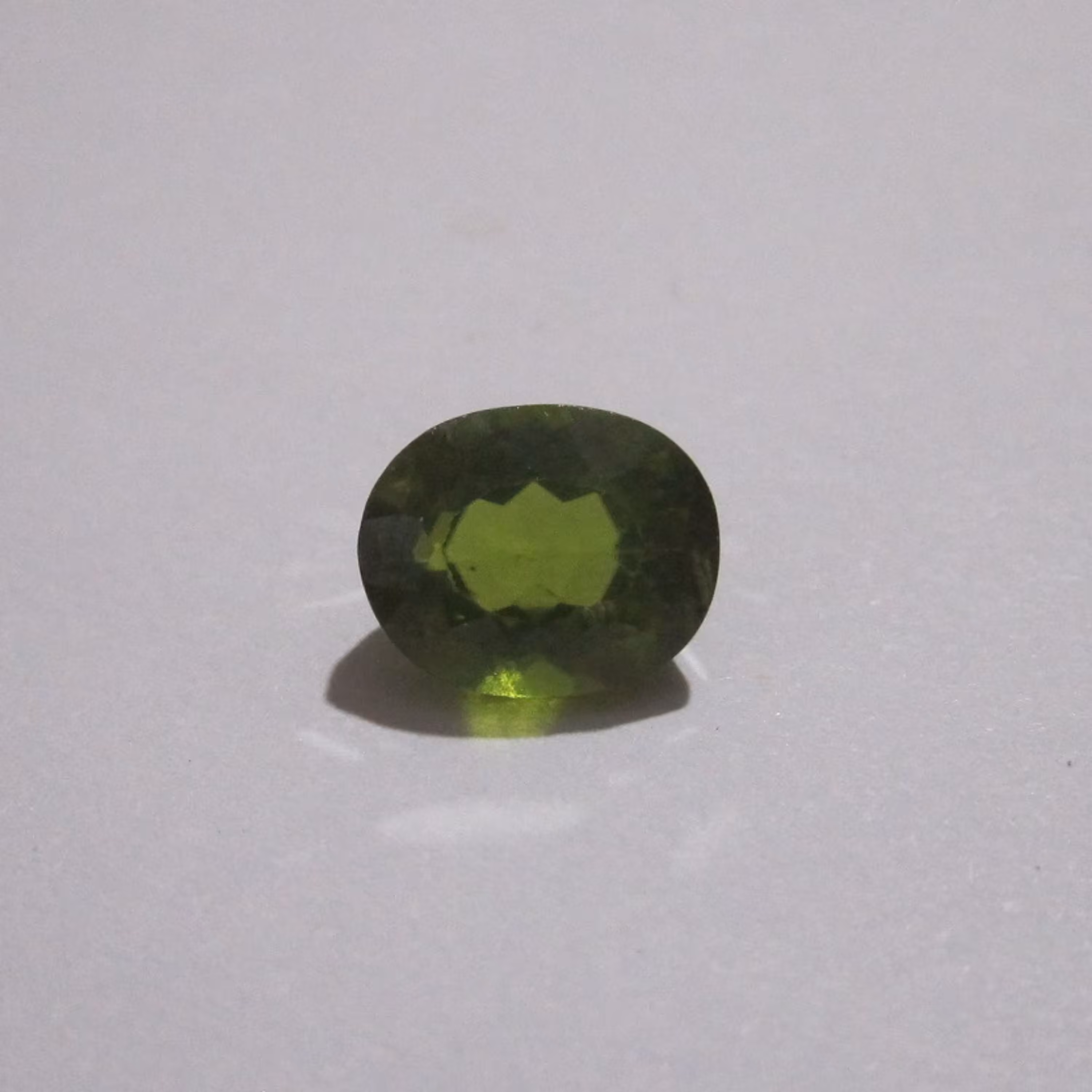 نگین زبرجد اصل و معدنی با رنگ کاملا طبیعی فاقد ناخالصی و شکستگی