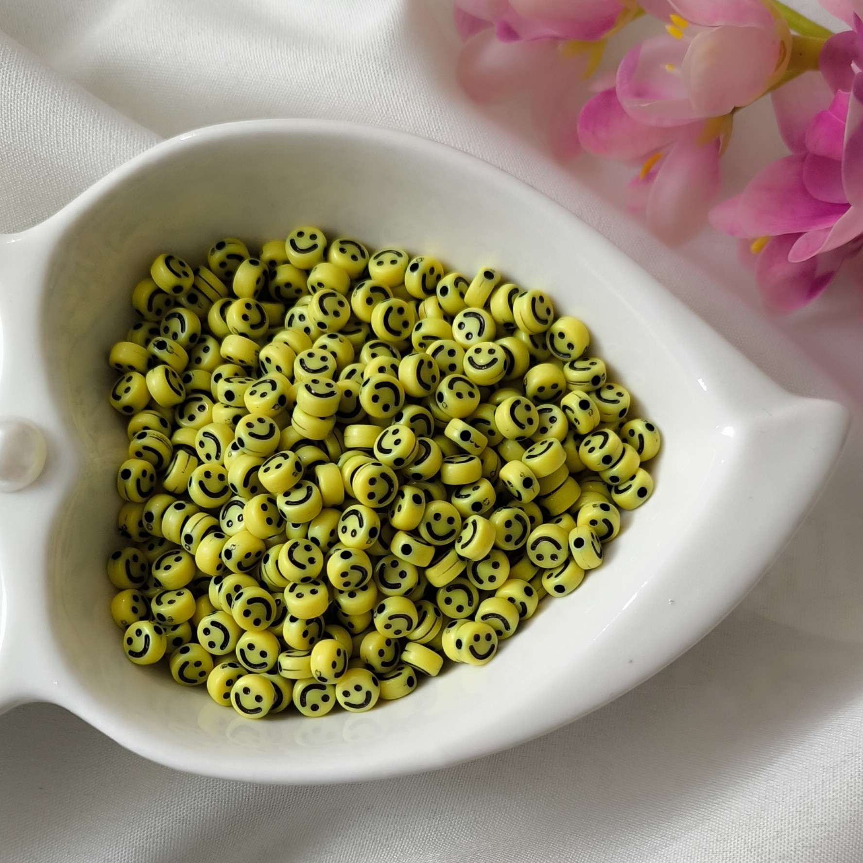 مهره ایموجی لبخند در بسته 10 گرمی(تعداد مهره در هر بسته 80 مهره)
