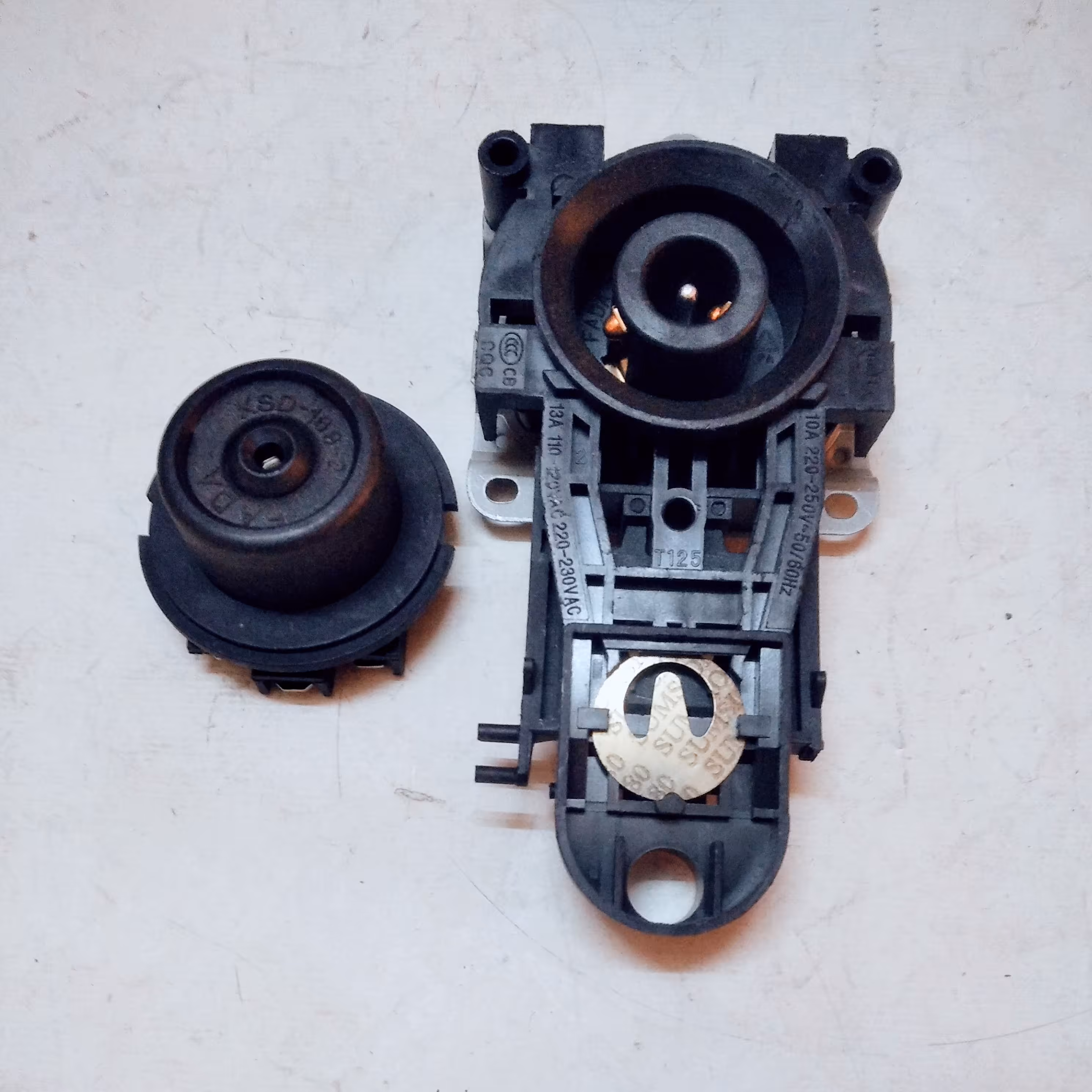 ترموستات چای ساز  سه خار برند فادا طول 110 عرض 55 میل طبق توضیحات.