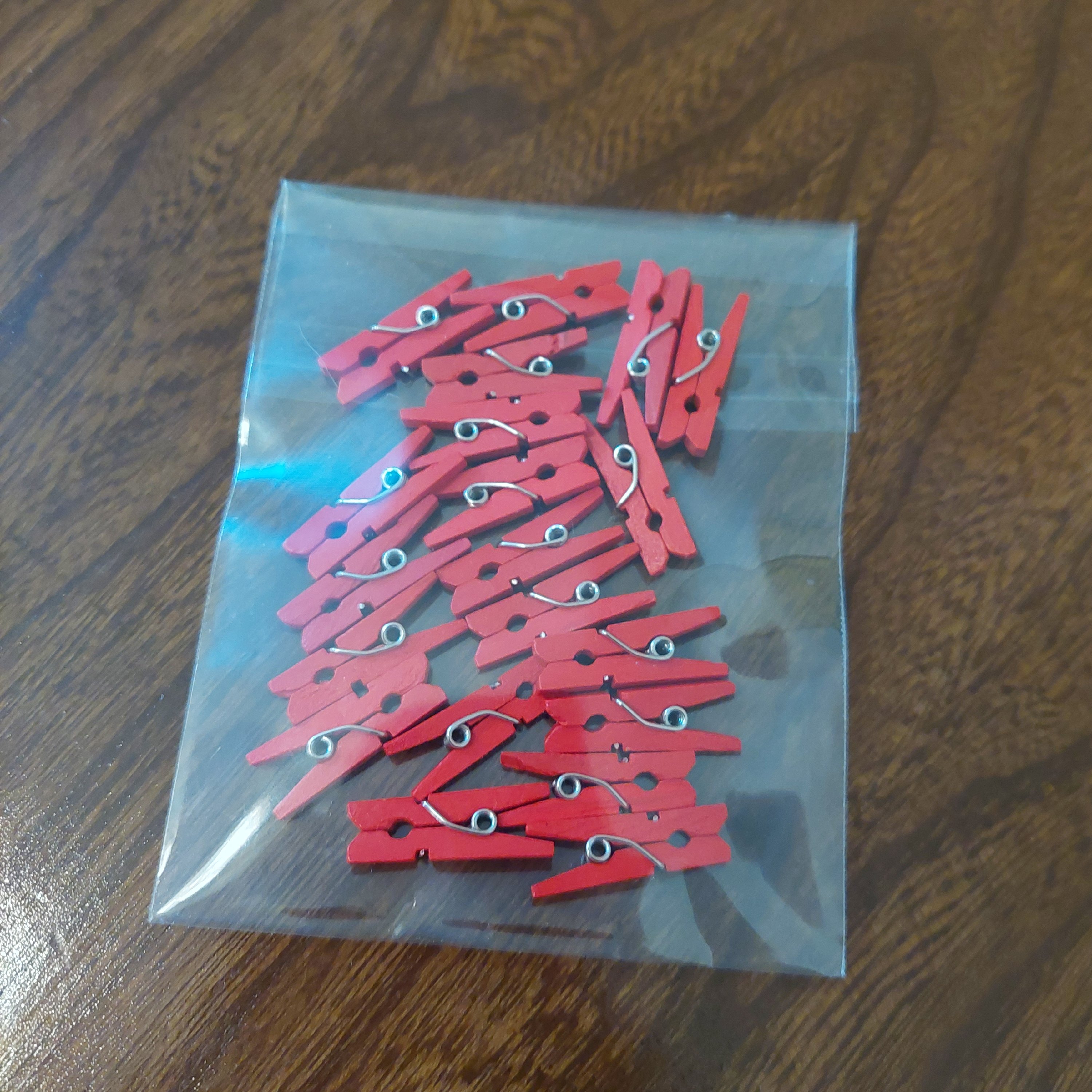 گیره چوبی و دکوری بسته 20 عددی ارتفاع 2.5 سانتی متر(رنگ قرمز)