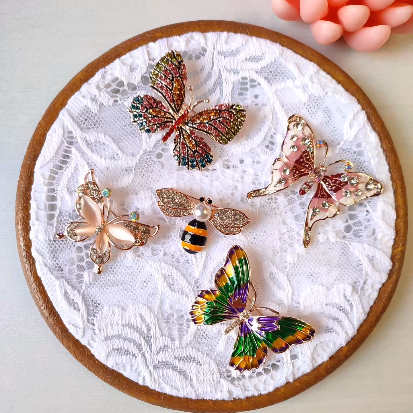 سنجاق سینه رنگ ثابت بسیار شکیل و زیبا با طرح پروانه برای انتخاب طرح پیام دهید 