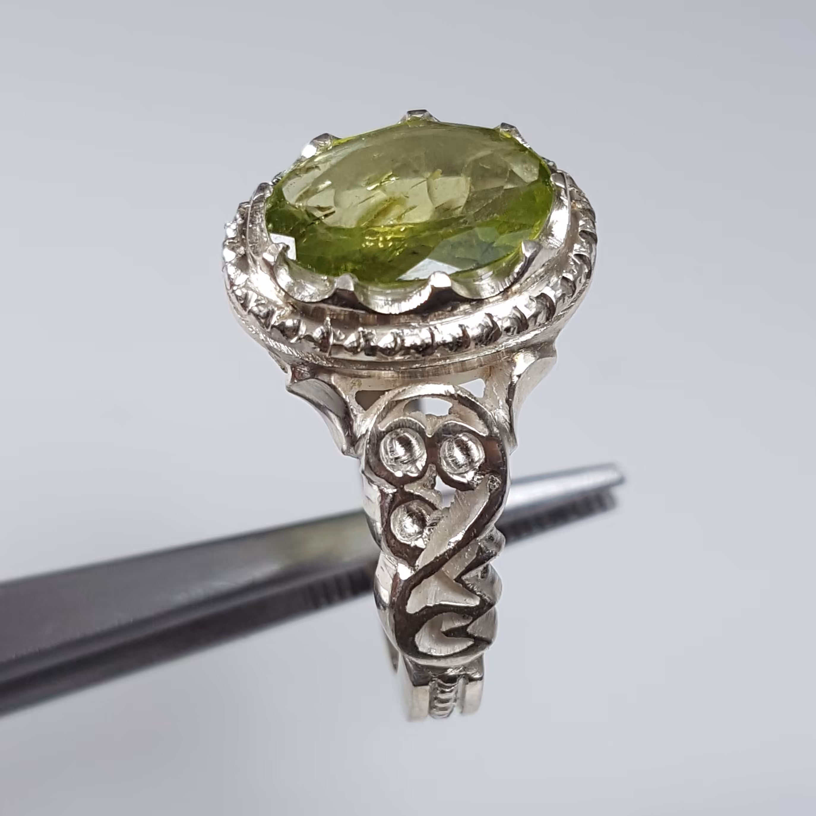 نگین زبرجد معدنی طبیعی آفریقایی تراش تایلند 
رکاب 2گل دست ساز 
ابعاد نگین 10 در 8 
وزن انگشتر کامل 7.2 
قیمت 1350