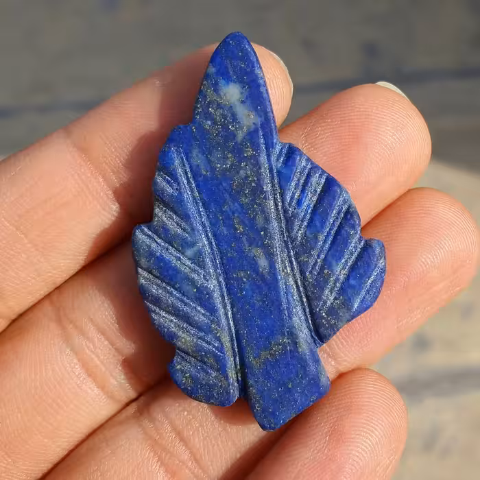 لاجورد سنگ لاجورد پیریت طلایی دار وارداتی کاروینگ برگ  وارداتی از کشور افغانستان اصلی 100درصد طبیعی 9384