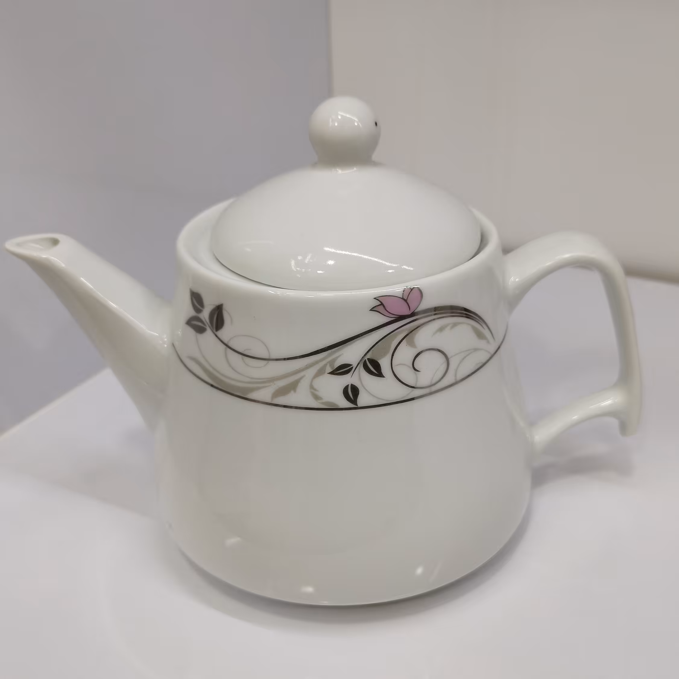 قوری های سفید با دو طرح 