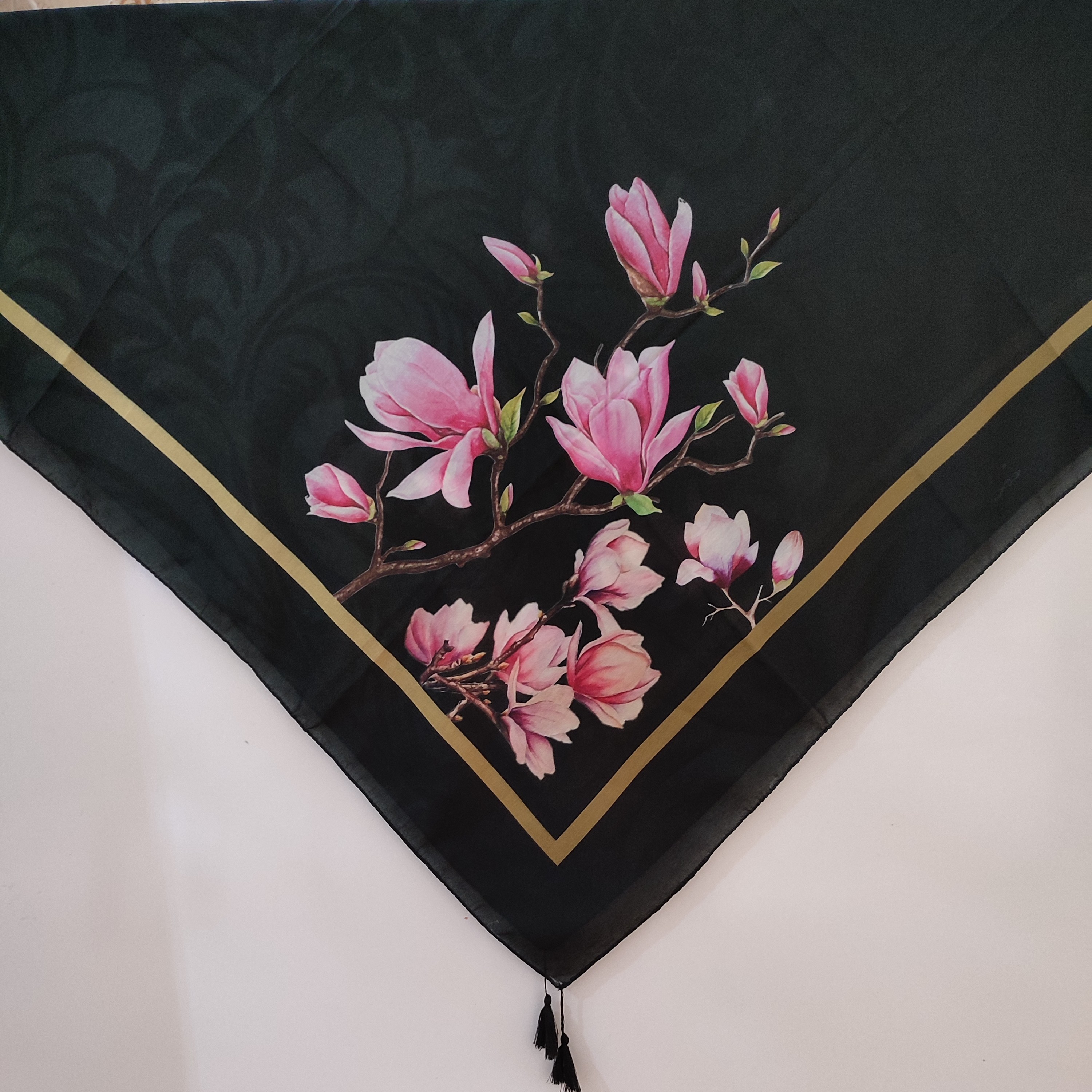 روسری نخی قواره 135 دور دوخت با طرح بسیار خاص و زیبا