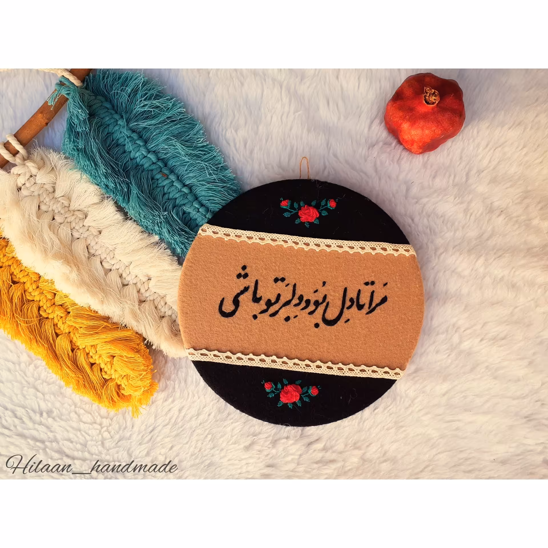 دیوارکوب گلدوزی شده .دِل
