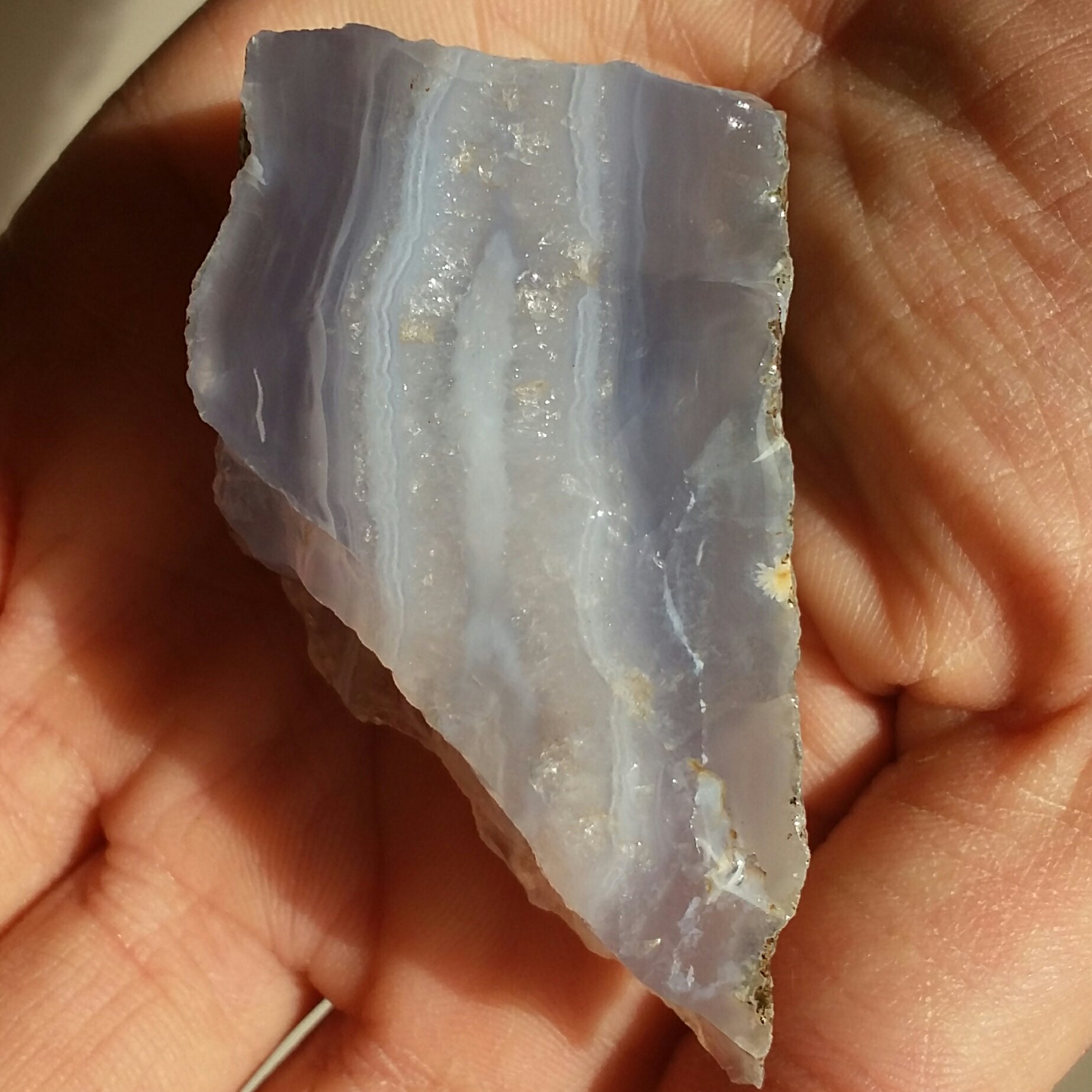 سنگ راف عقیق آبی سوسنی محشر 
100درصد طبیعی
شاهکار خلقت منحصر به فرد
