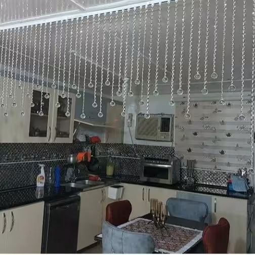 پرده کریستالی با دانه های کریستالی درجه یک سفید و آویز گوی قیمت ذکر شده برای یک متر عرض و یک متر ارتفاع میباشد 