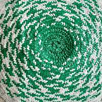 سفره تسمه بافی 80در 80سانتی زیبا و تمیز بافته شده است از جنس پلاستیک 