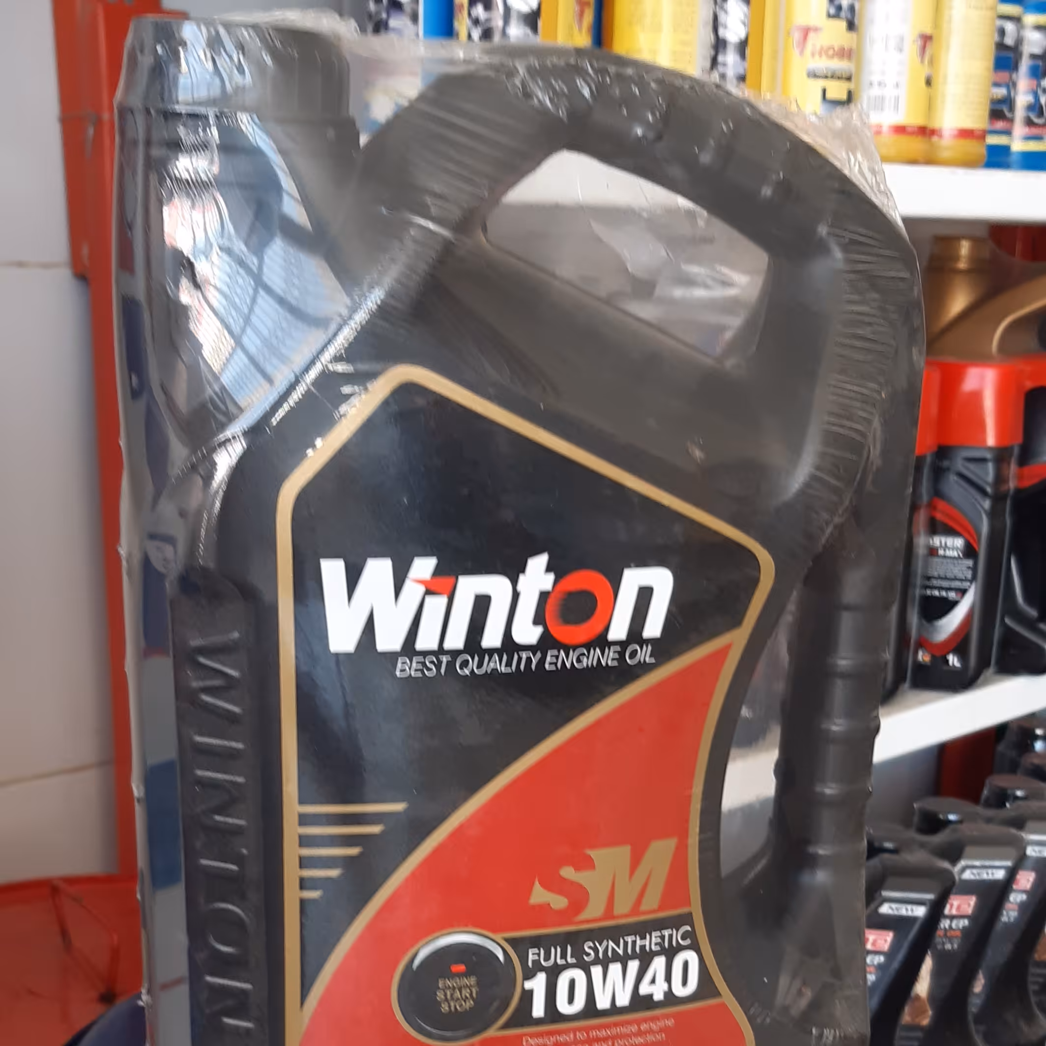 روغن موتور 10w40 وینتن  wintonتحت لیسانس کانادا در حجم 4 لیتری 