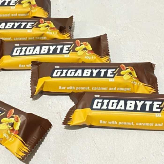 شکلات بار گیگابایت با مغز بادام زمینی محصول آذربایجان