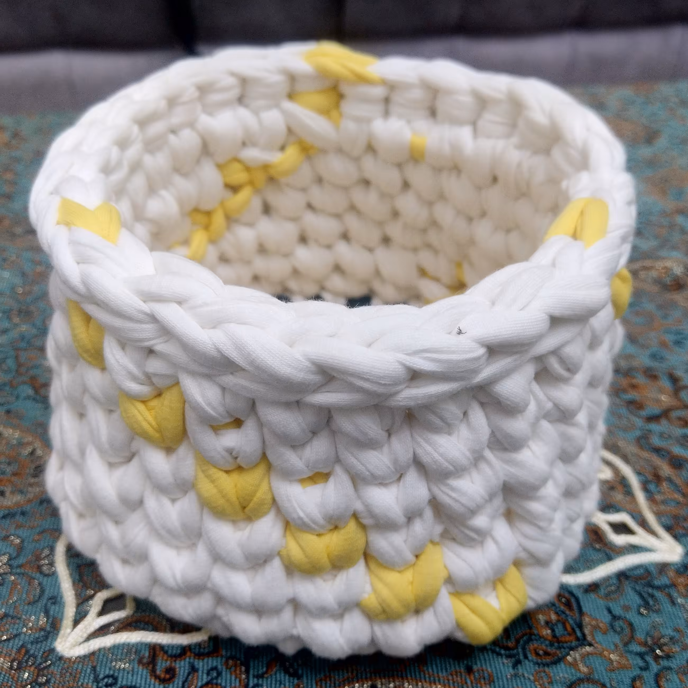 سبد تریکو گرد  زرد و سفید