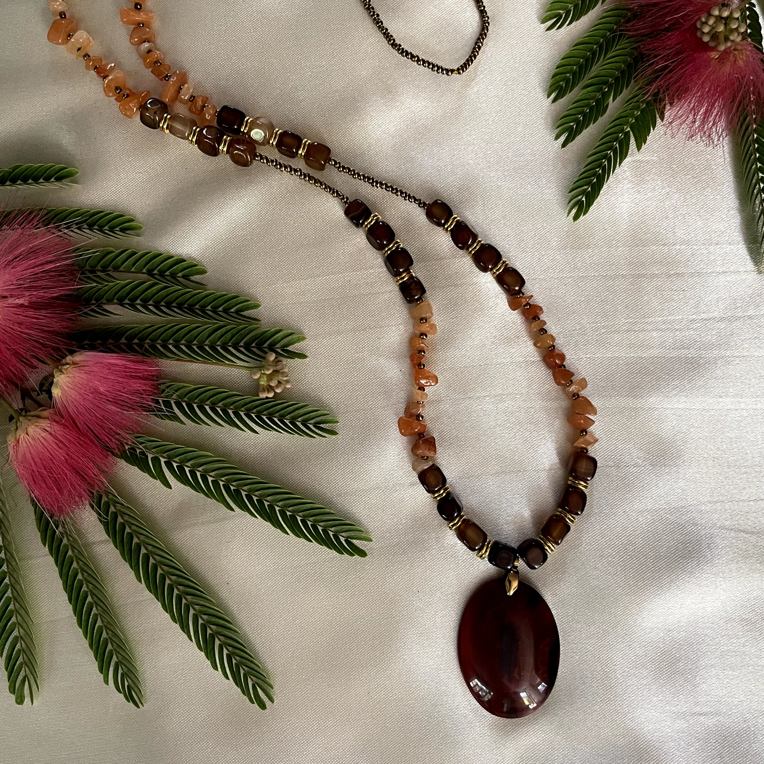 گردنبند رومانتویی از سنگ  عقیق چیپسی و عقیق مکعبی