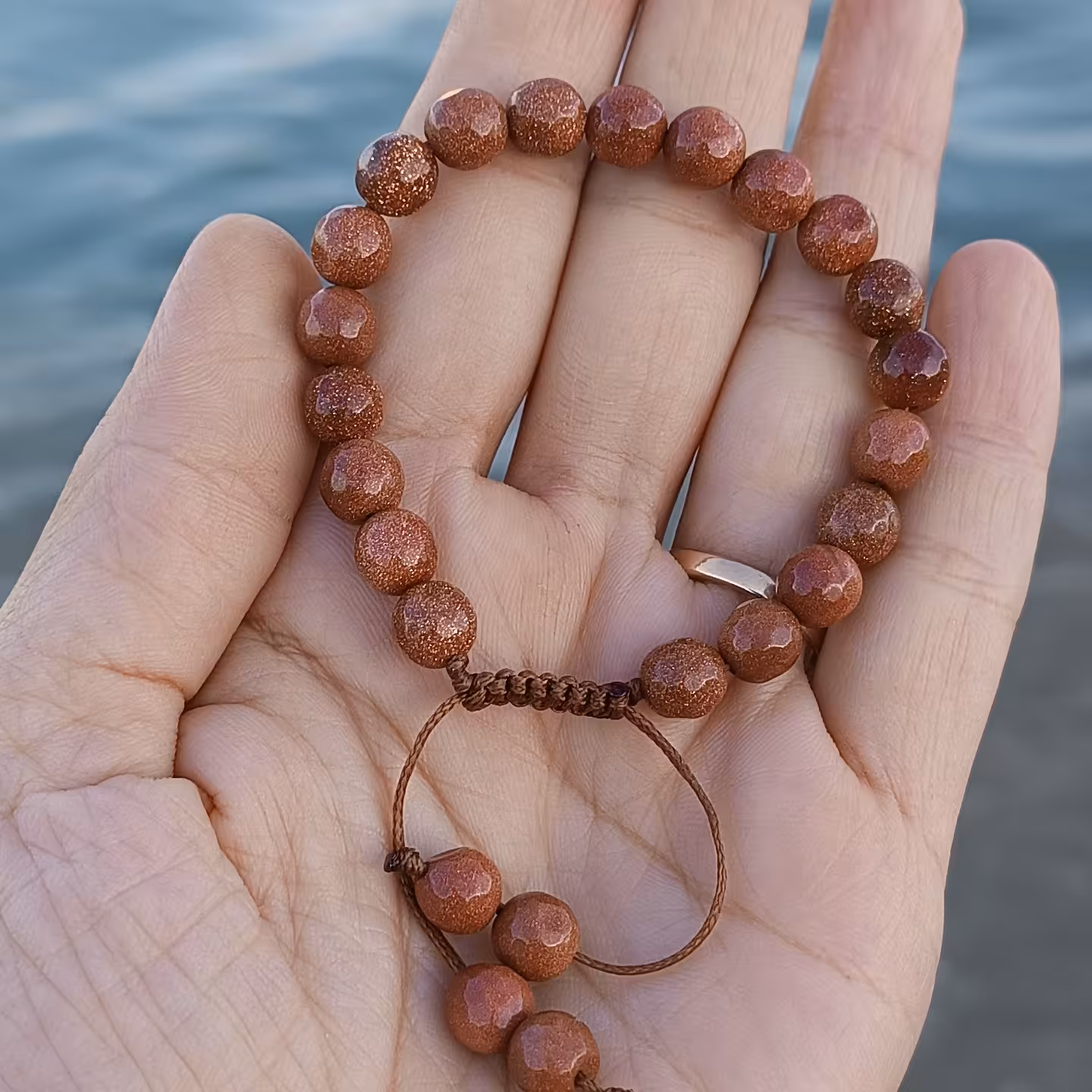 دلربا قهوه ای دستبند سنگ اصل با کیفیت درجه یک و گره کشویی قابل تنظیم و امکان تبدیل به بند کشی در صورت تمایل شما 