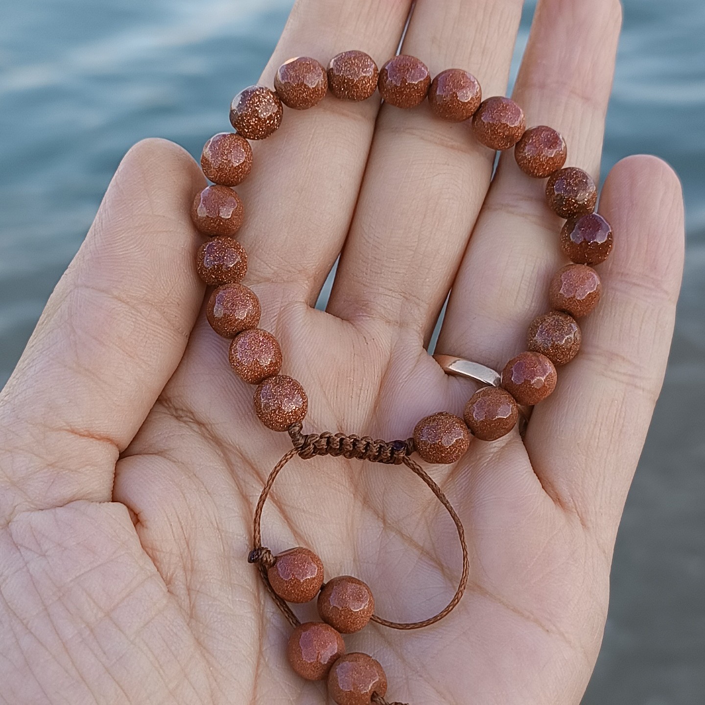 دلربا قهوه ای دستبند سنگ اصل با کیفیت درجه یک و گره کشویی قابل تنظیم و امکان تبدیل به بند کشی در صورت تمایل شما 