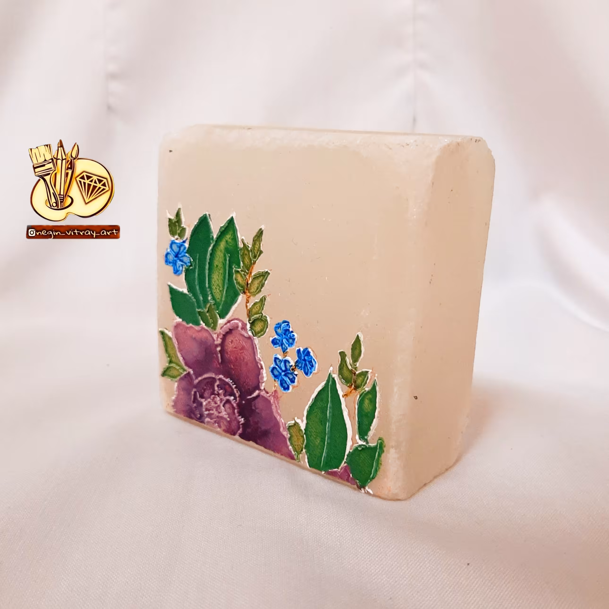 سنگ نمک مکعبی با طرح برجسته گل بنفش